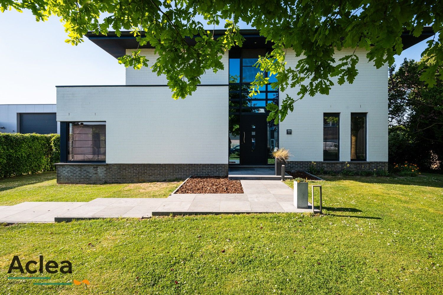 Moderne instapklare villa met zwembad en poolhouse foto 39