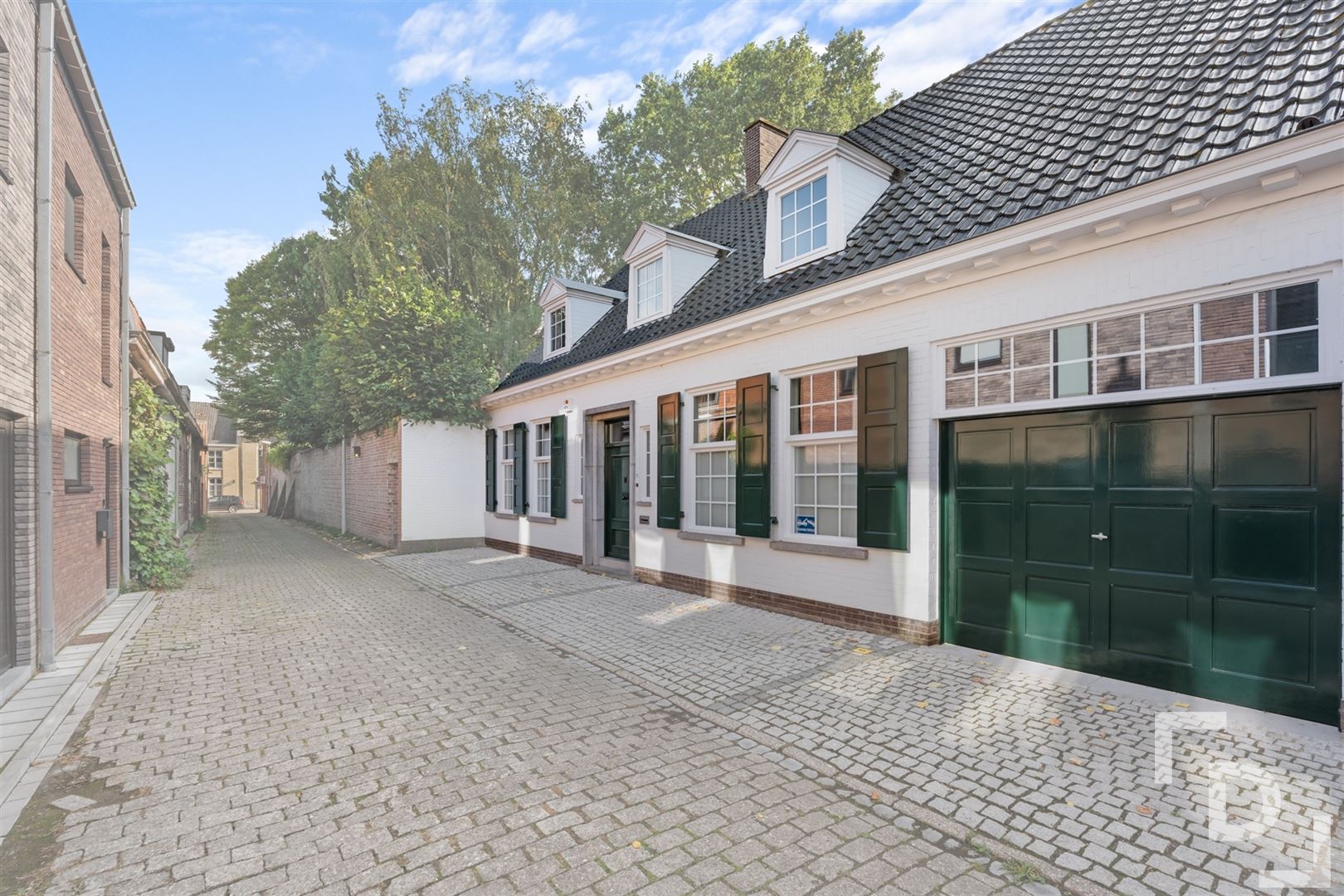 Karaktervolle woning met 7 slaapkamers en inpandige garage te koop in centrum Poperinge. foto 3