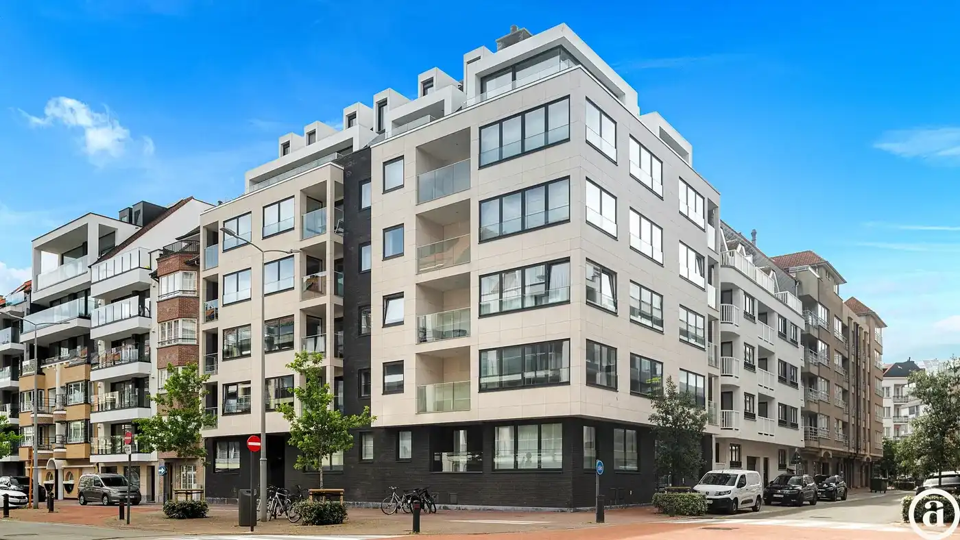 Modern 1-slaapkamerappartement met balkon op toplocatie foto {{pictureIndex}}