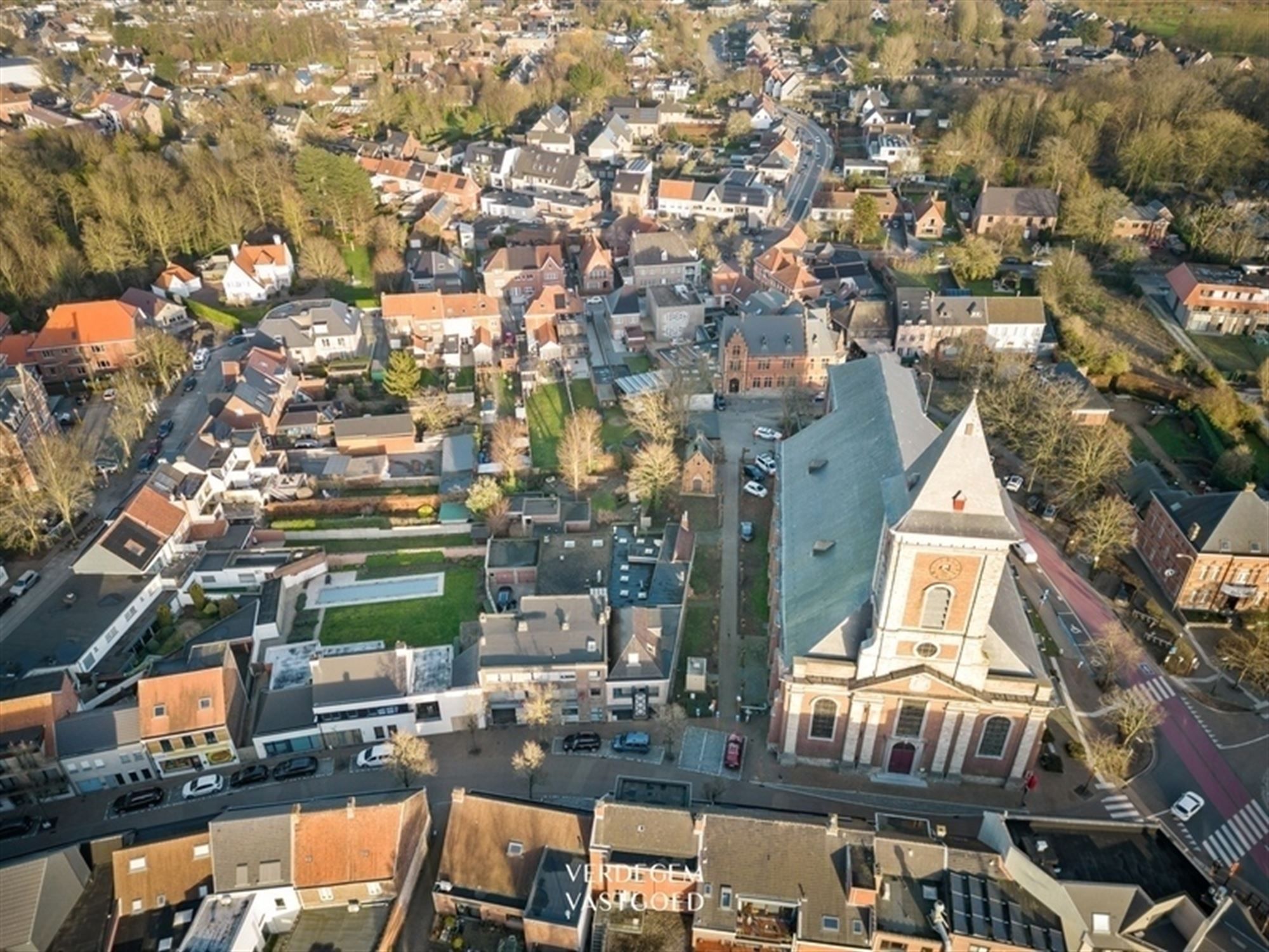 Centraal gelegen pand met praktijkruimte, kantoor of winkel van 225m² + appartement + tuin met studio foto 3