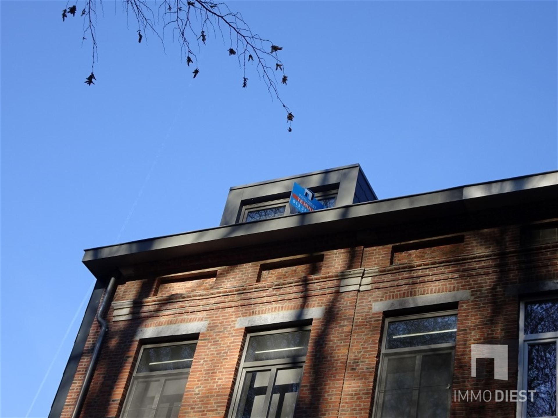 Volledig gerenoveerd appartement met 1 slaapkamer en terras foto {{pictureIndex}}