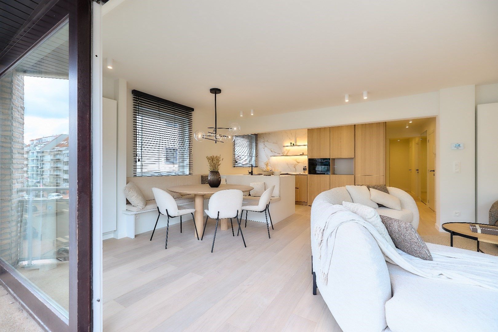 Luxueus gerenoveerd hoekappartement (7m gevelbreedte), gelegen in de Lippenslaan  foto 4