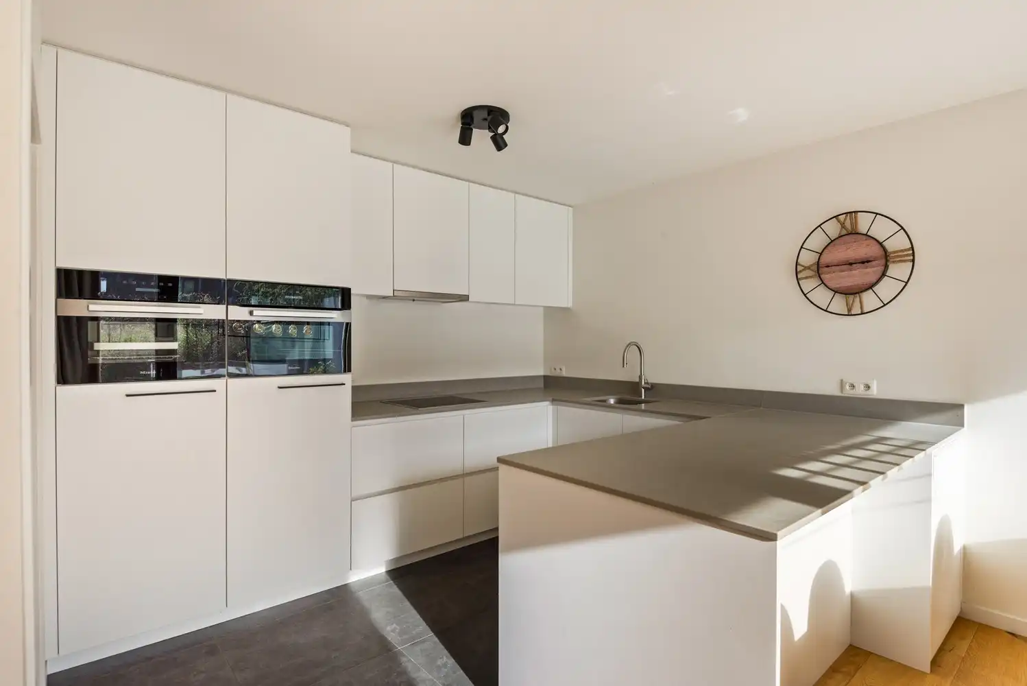 Instapklaar gelijkvloersappartement met 3 slaapkamers en een tuin in Wijnegem! foto 7