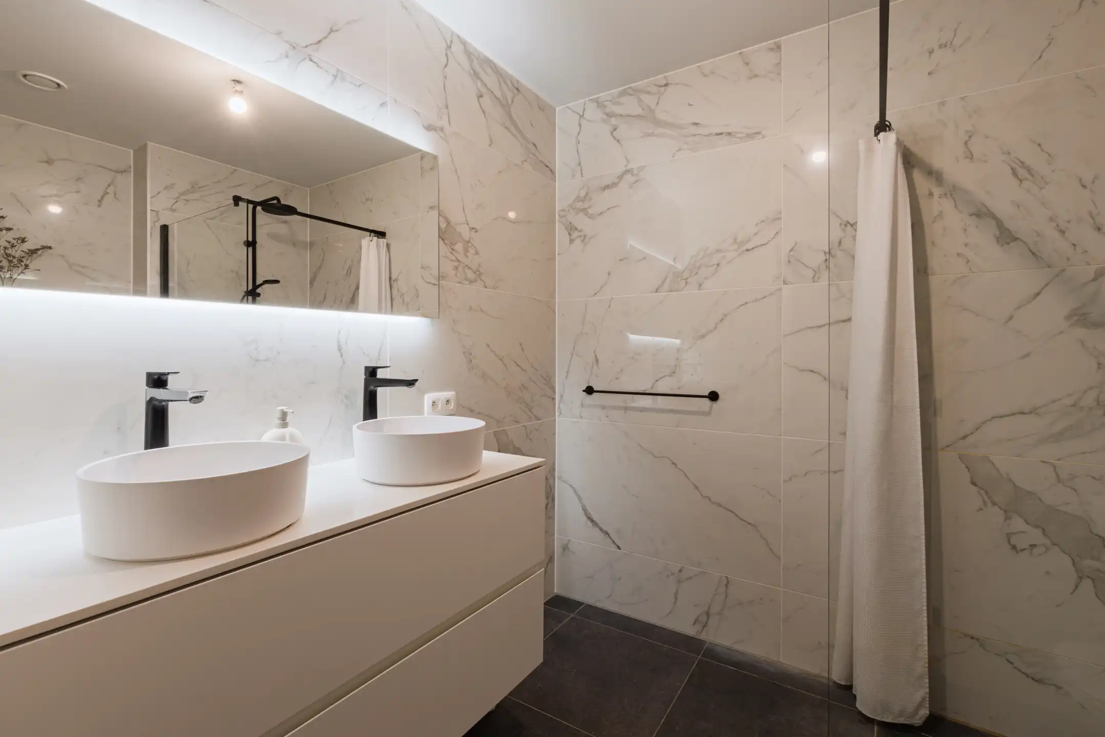 ANTWERPEN -Twee slaapkamer appartement met zicht op water foto 8