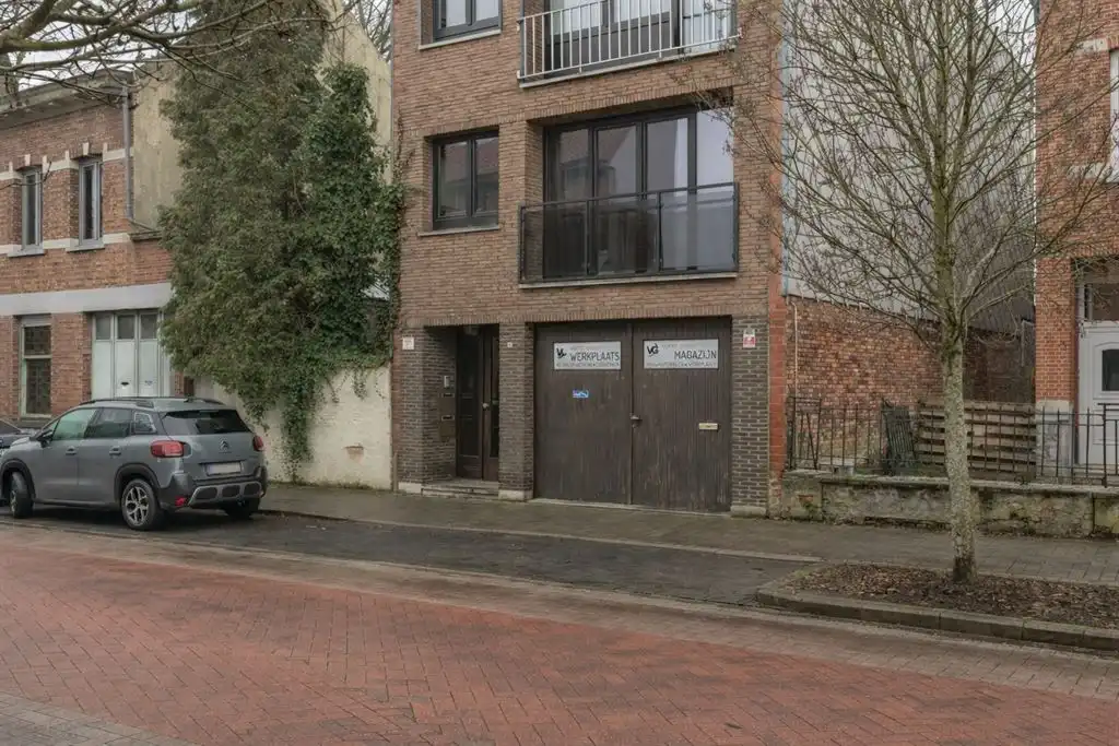 Ruim magazijn met buitenruimte foto 11