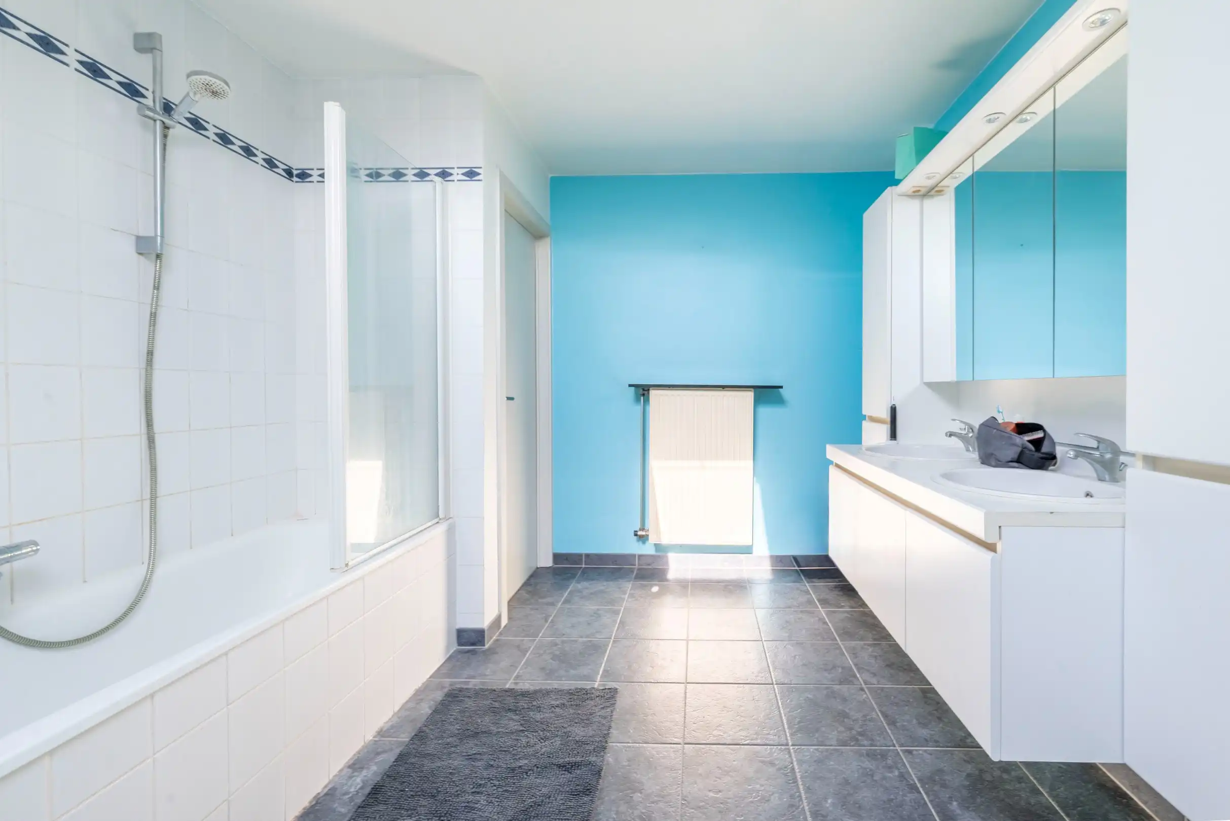 Goed onderhouden halfopen woning met 3 slaapkamers in rustige wijk. foto 11