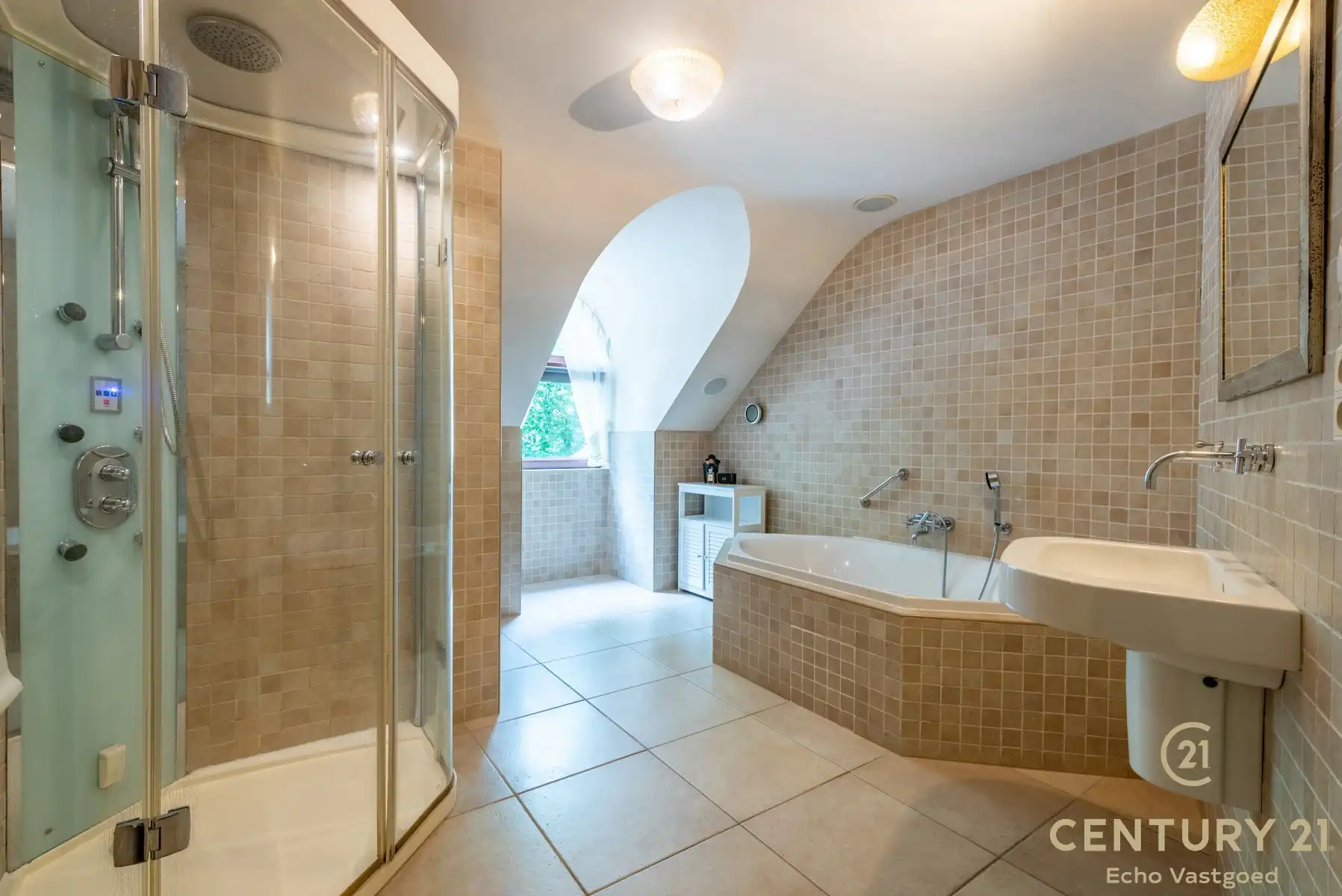 Riante villa met 5 slaapkamers, 4 badkamers en binnenzwembad foto 20