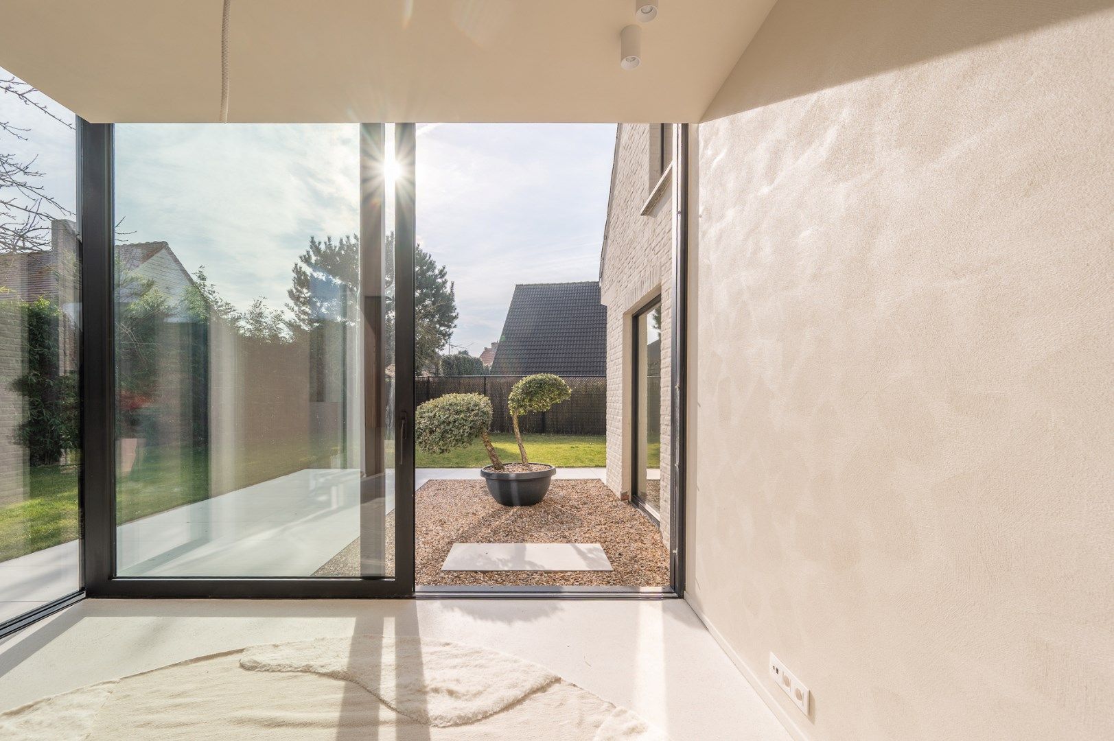 Alleenstaande en luxueus gerenoveerde villa op een rustige en residentiële ligging in Knokke foto 14