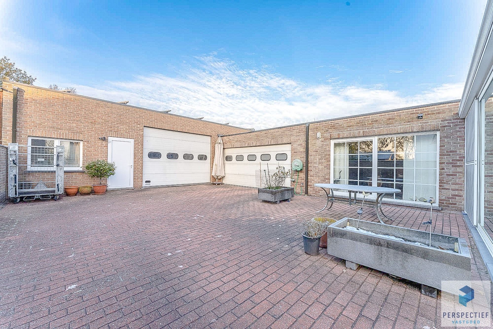 Statige ruime villa met loods en ingerichte studio in een rustige omgeving foto 3