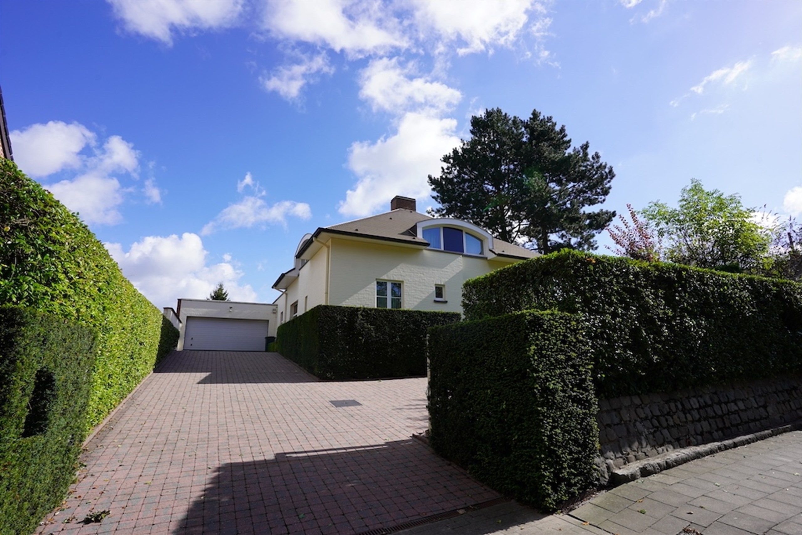 Ruime degelijke eigendom op 1.688 m² met dubbele garage  foto {{pictureIndex}}