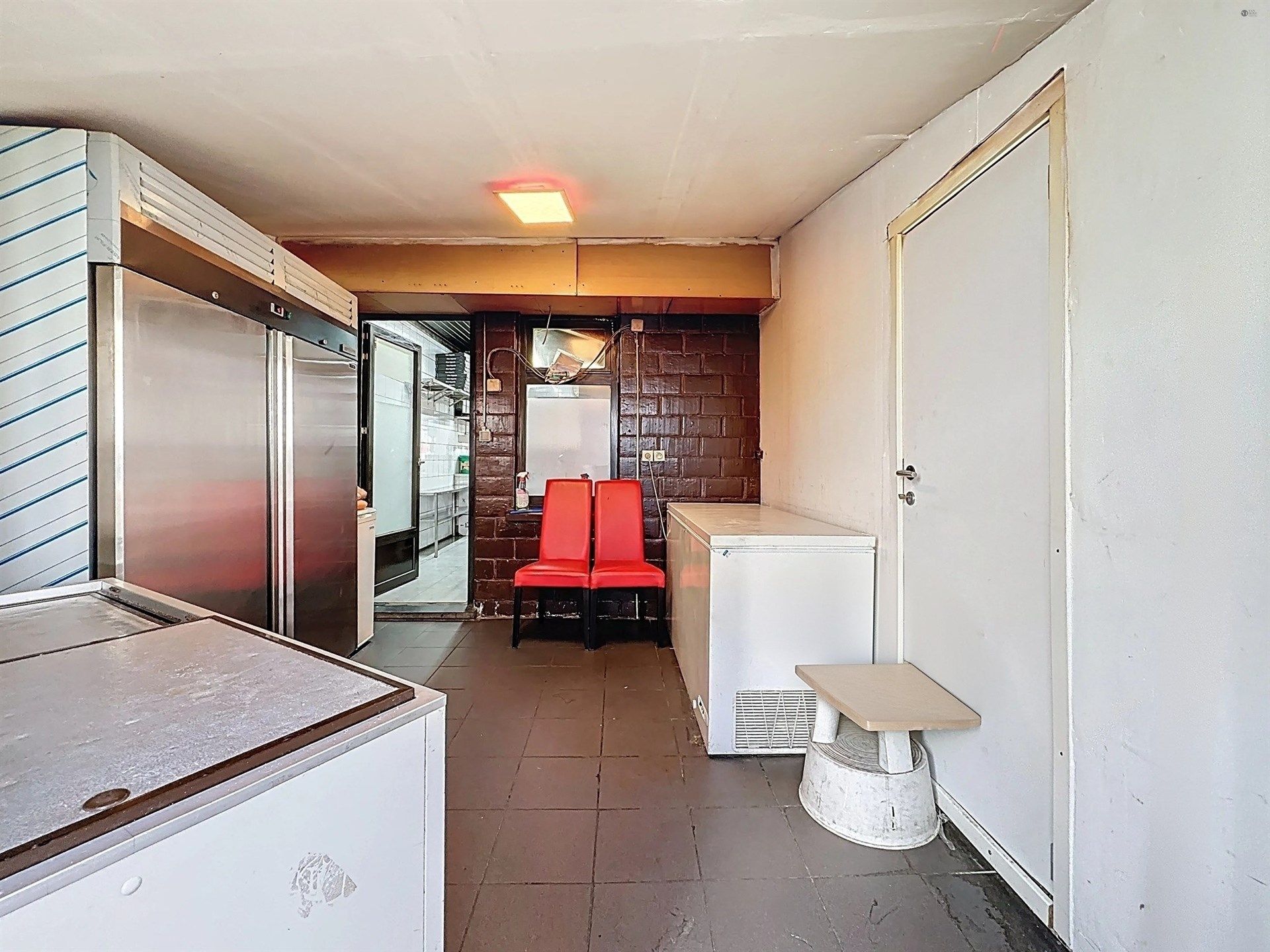 Commerciële ruimte/handelspand gelegen in hartje Belsele. foto 6