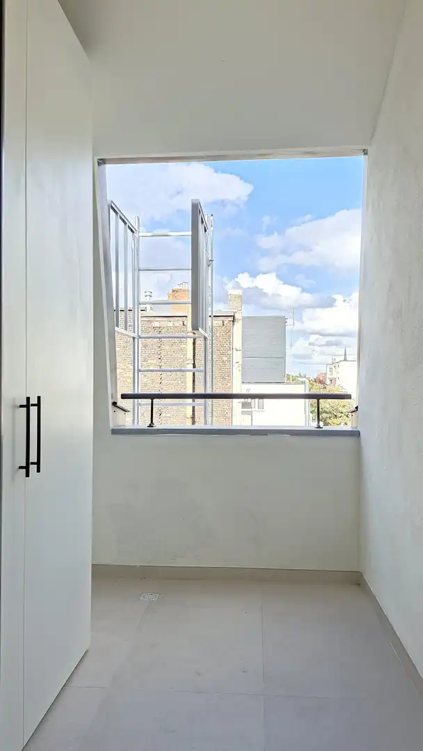 Ruime, stijlvolle nieuwbouwstudio met slaapzolder foto 7