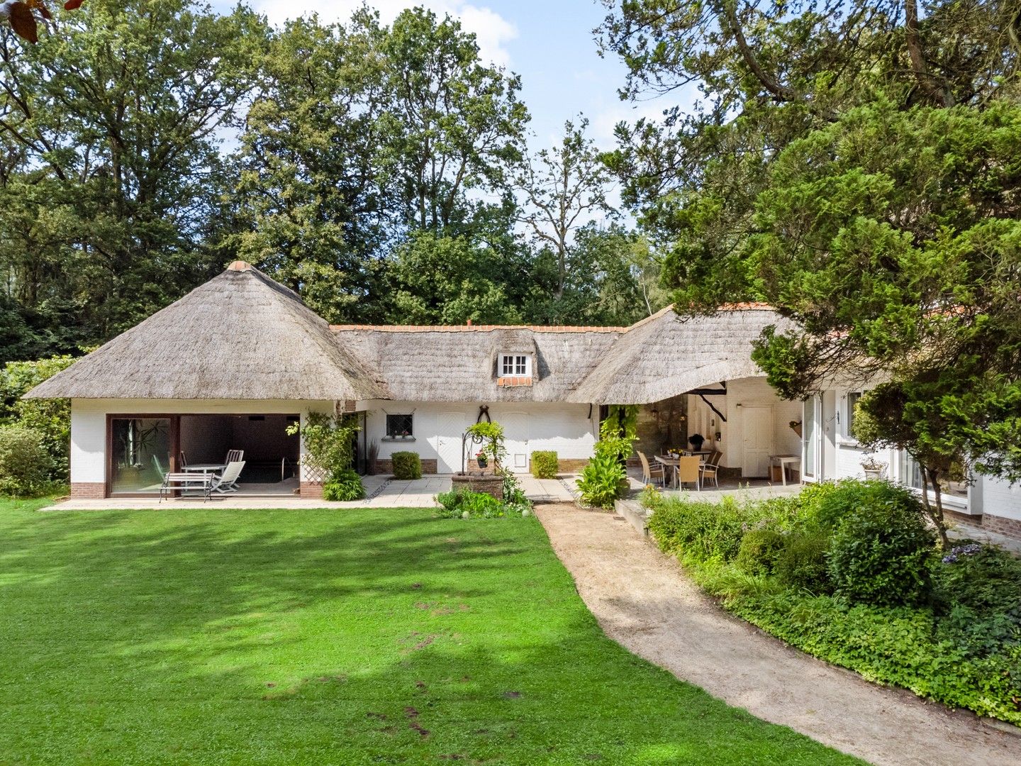 Romantische villa met grote tuin en veel privacy in Schoten foto 4
