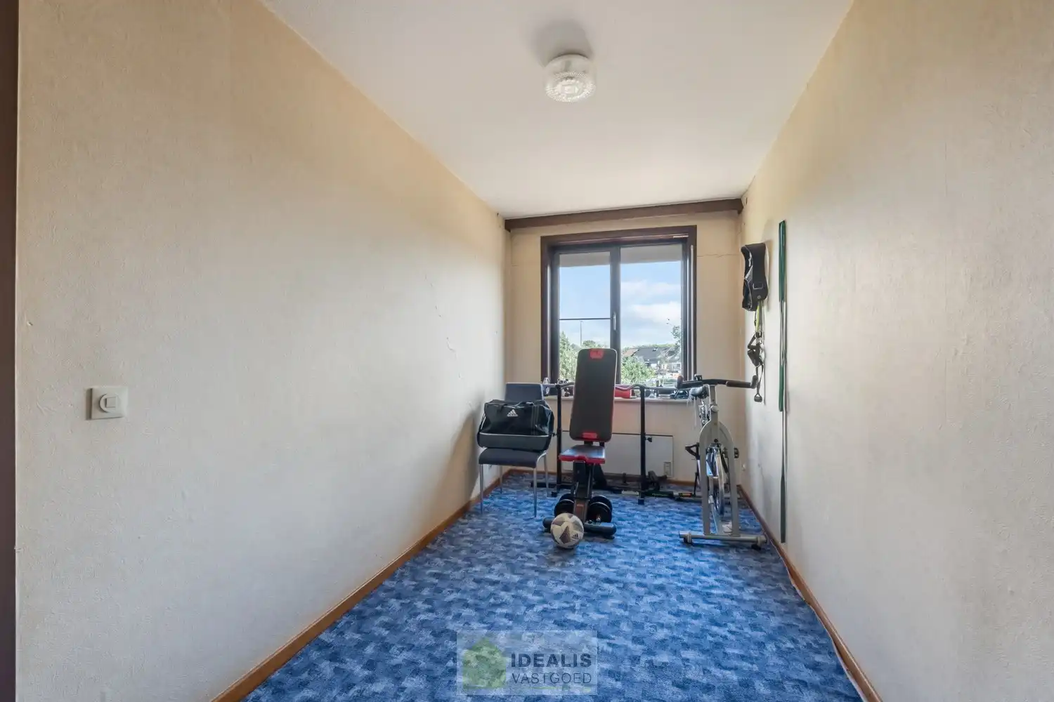 IDEALIS VASTGOED – CENTRAAL, DOCH ZEER RUSTIG GELEGEN 3-SLPKMR APPARTEMENT IN HET CENTRUM VAN HEPPEN (LEOPOLDSBURG)! – Correct onderhouden appartement van ca. 100m² op de tweede verdieping met een aangename leefruimte met aansluitend keuken, 3 slaapkamers, bergruimte en badkamer. Het appartement beschikt tevens over een privatieve kelder en aparte garagebox. Geschikt voor zij die zoeken naar betaalbaar wonen in het centrum van Heppen. foto 15