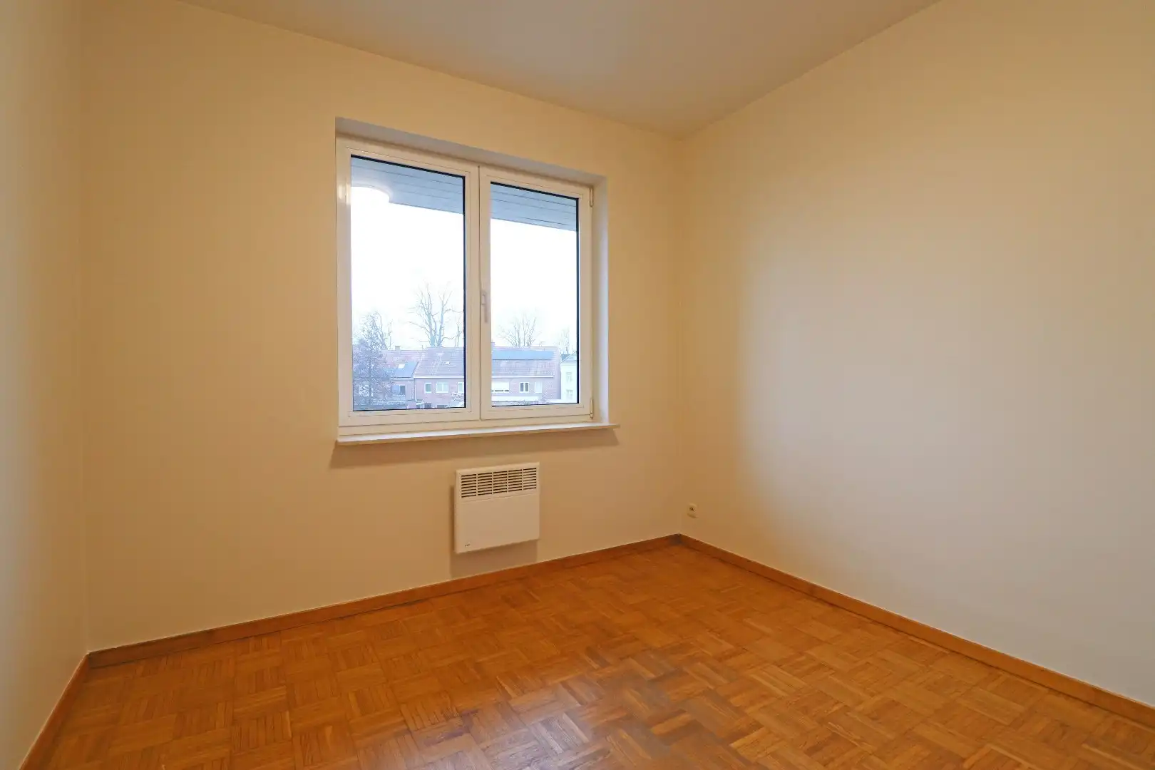 Gerenoveerd appartement met carport foto 9