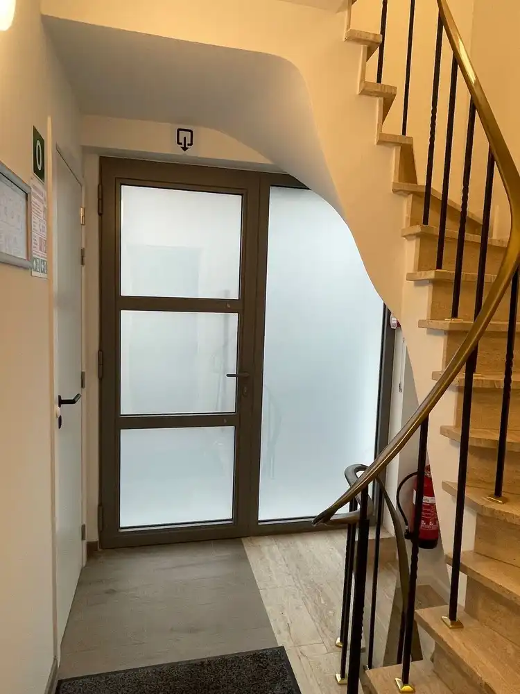 Prachtig afgewerkt en energetisch gerenoveerd gelijkvloers appartement op topligging met grote garagebox foto 15