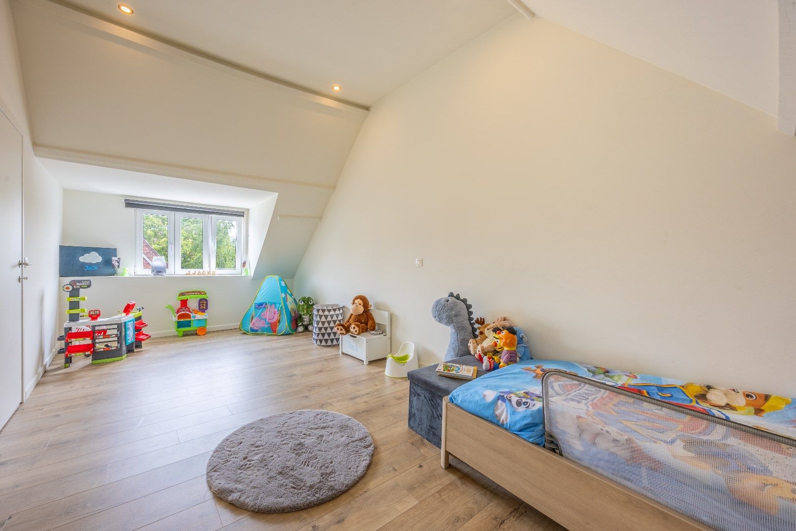 Verder op te knappen woning op 1.218 m² grond foto 4