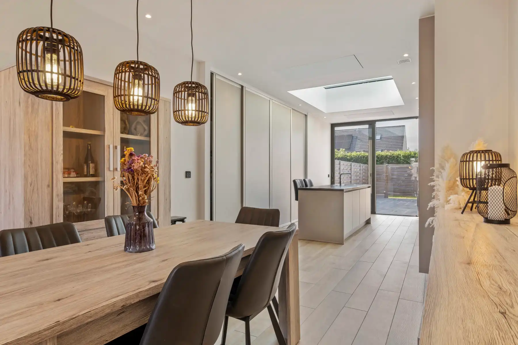 Moderne gerenoveerde woning op rustige ligging in Gistel. foto {{pictureIndex}}