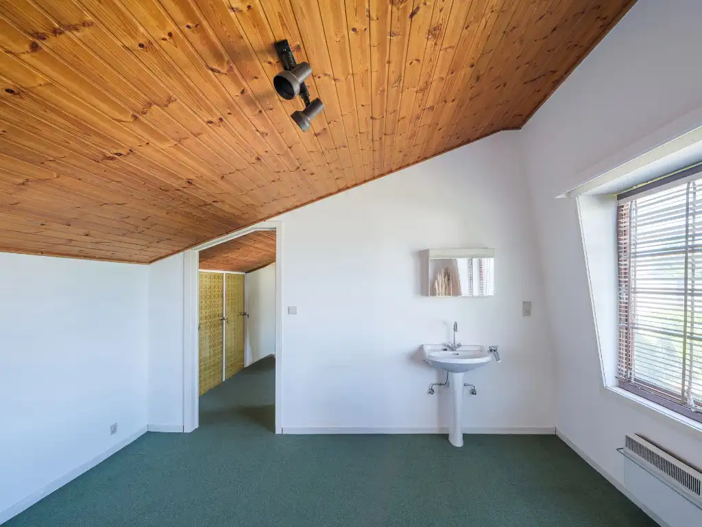 Mid-century modern villa met vier slaapkamers, verdeeld over drie niveaus, gelegen op een groen perceel in Lievegem. foto 11