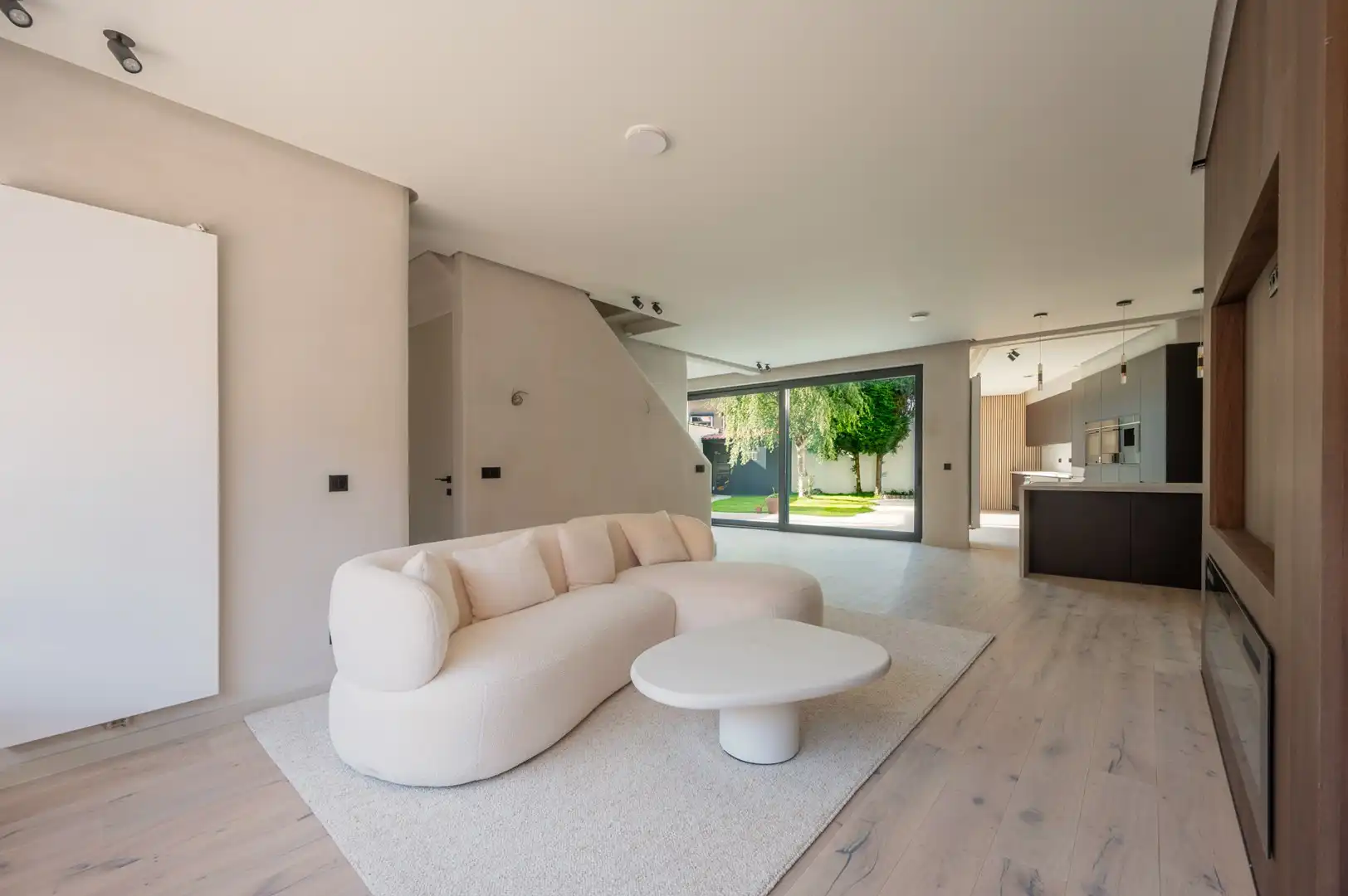 Volledig gerenoveerde stadswoning met dubbele gevelbreedte, tuin en garage foto 4