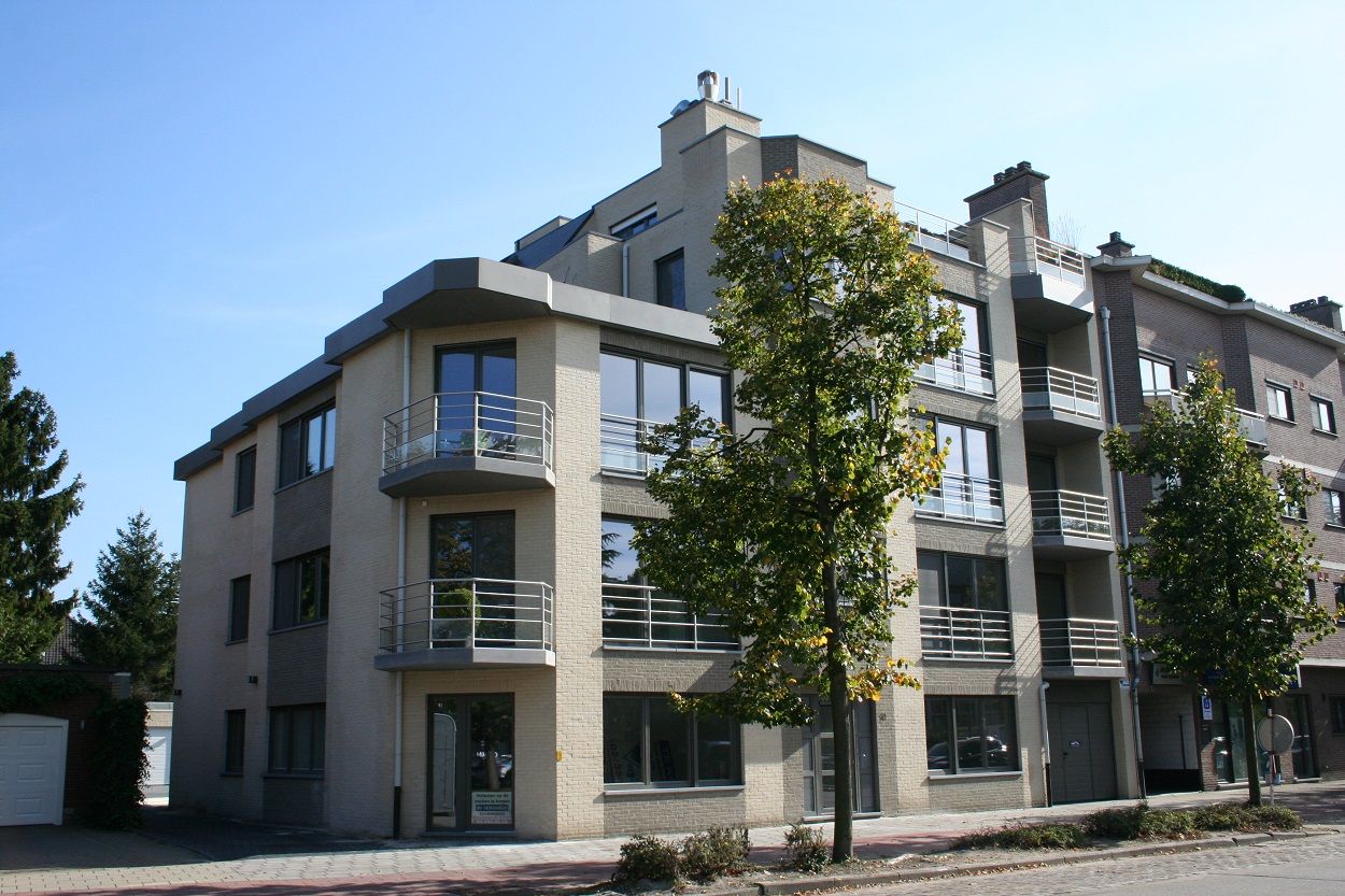 Grote bovengrondse garagebox in centrum foto {{pictureIndex}}