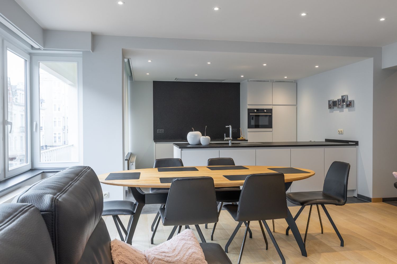 Gerenoveerd 2-slaapkamer appartement met inpandige garage in hartje Oostende foto 6