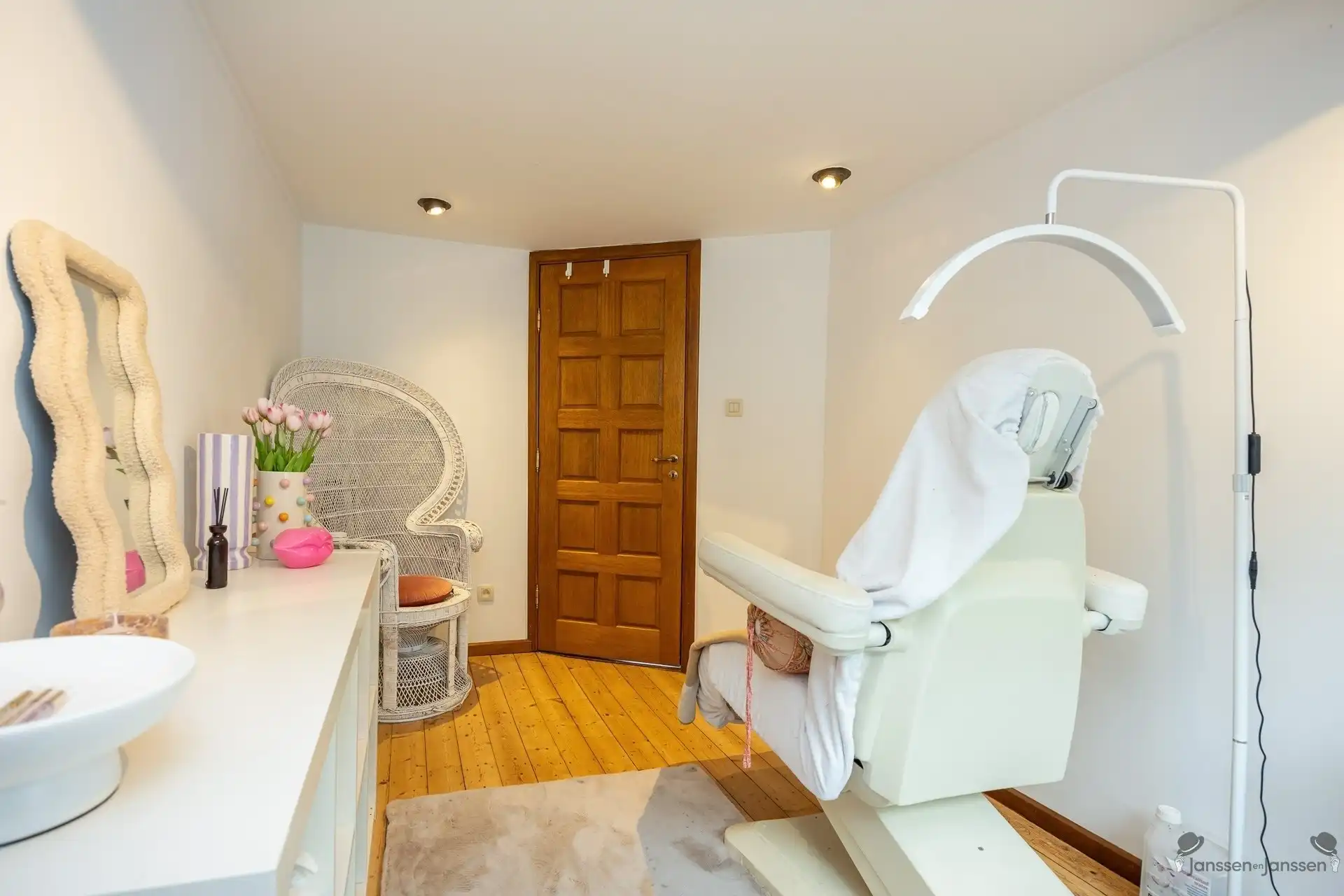 Instapklare woning met vernieuwde designkeuken, 4 slaapkamers en garage in hartje Brasschaat foto 20