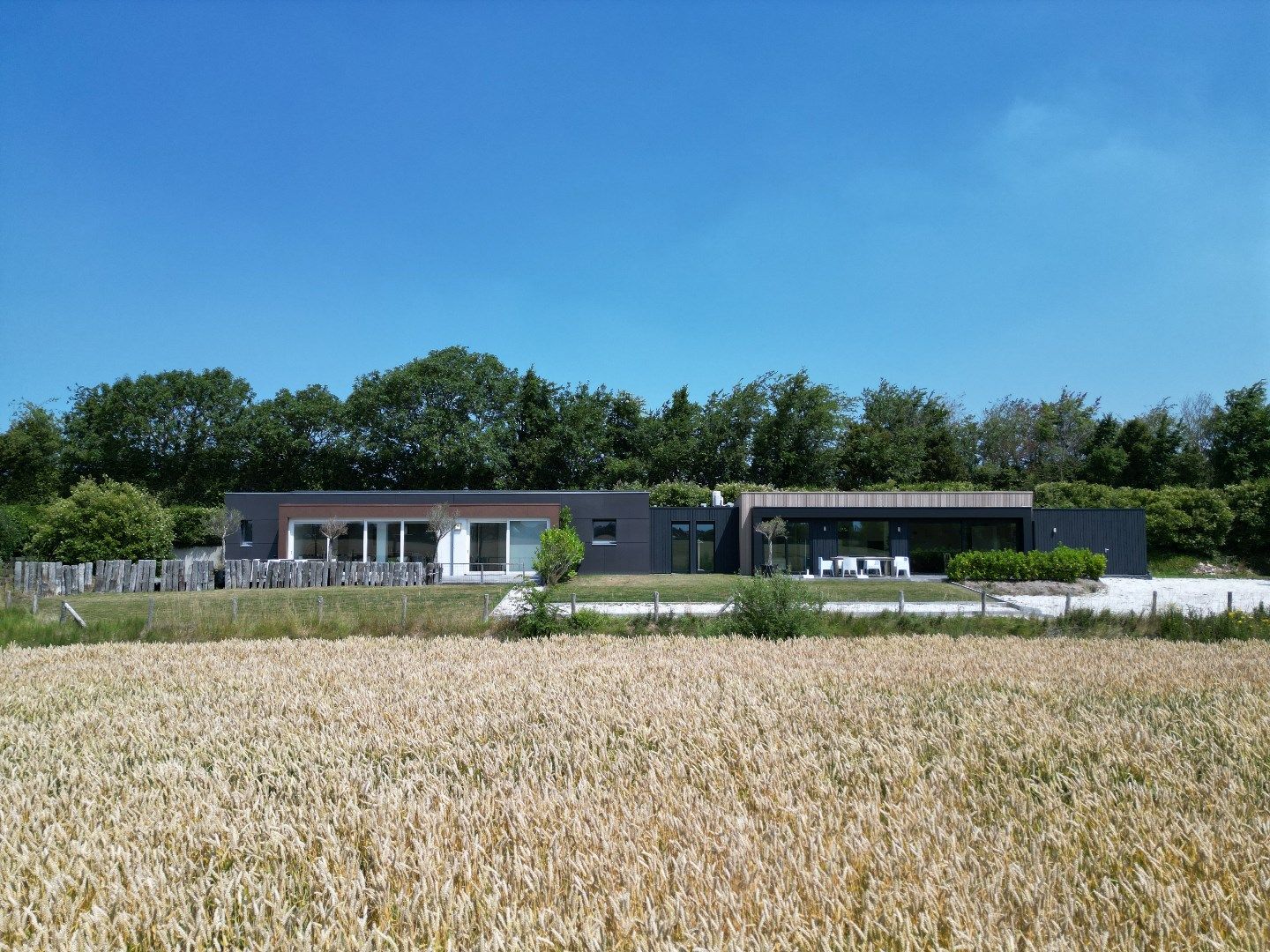 Exclusief dijkhuis met eigen guesthouse foto 3