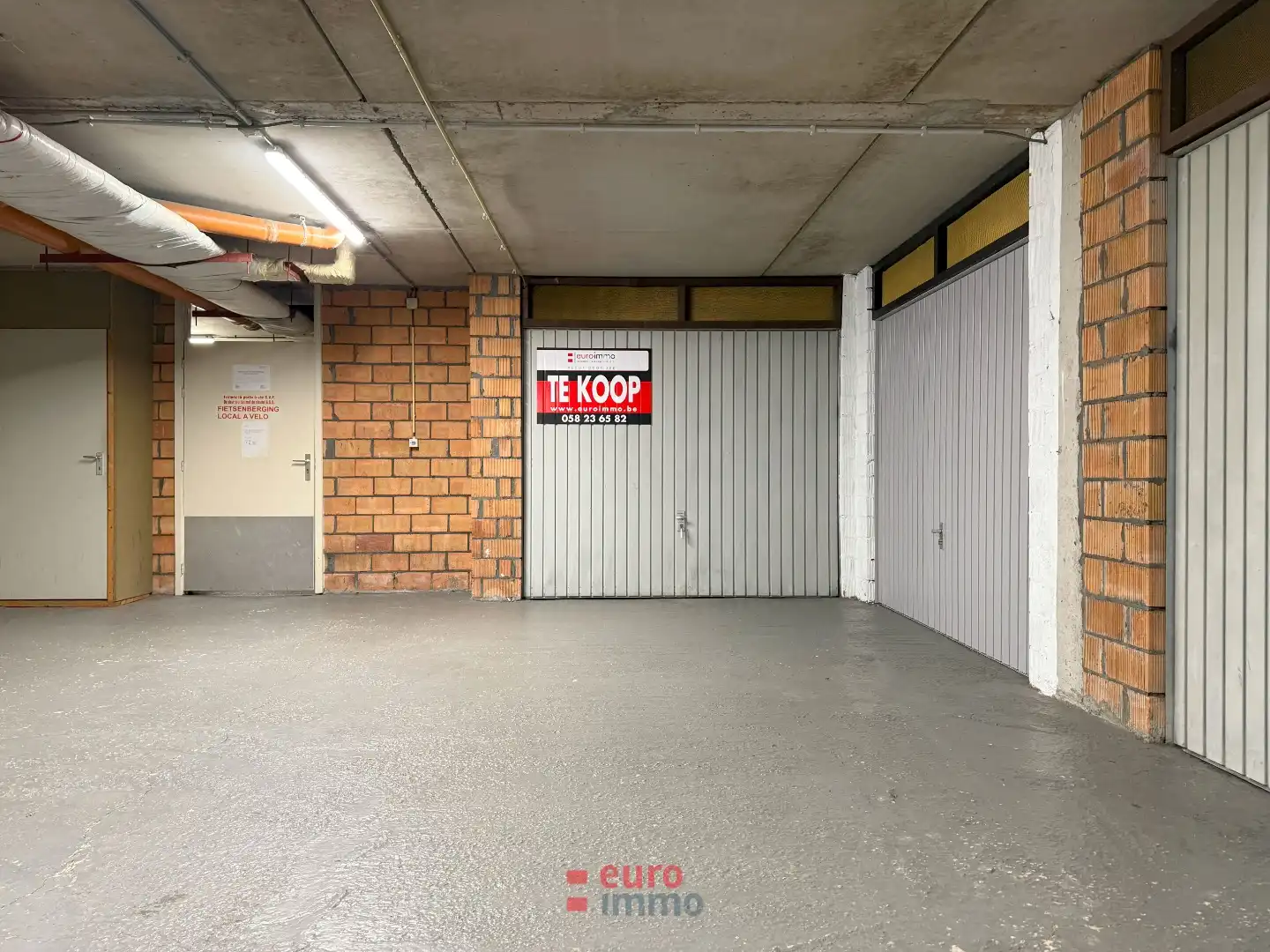 Centraal gelegen garage aan interessante prijs! foto {{pictureIndex}}