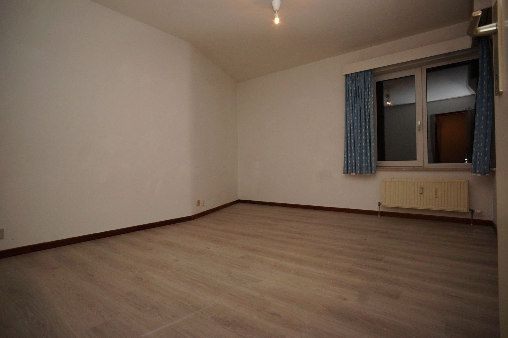 Ruim appartement met 3 slaapkamers gelegen tegenover de kerk van Wiemesmeer foto 6