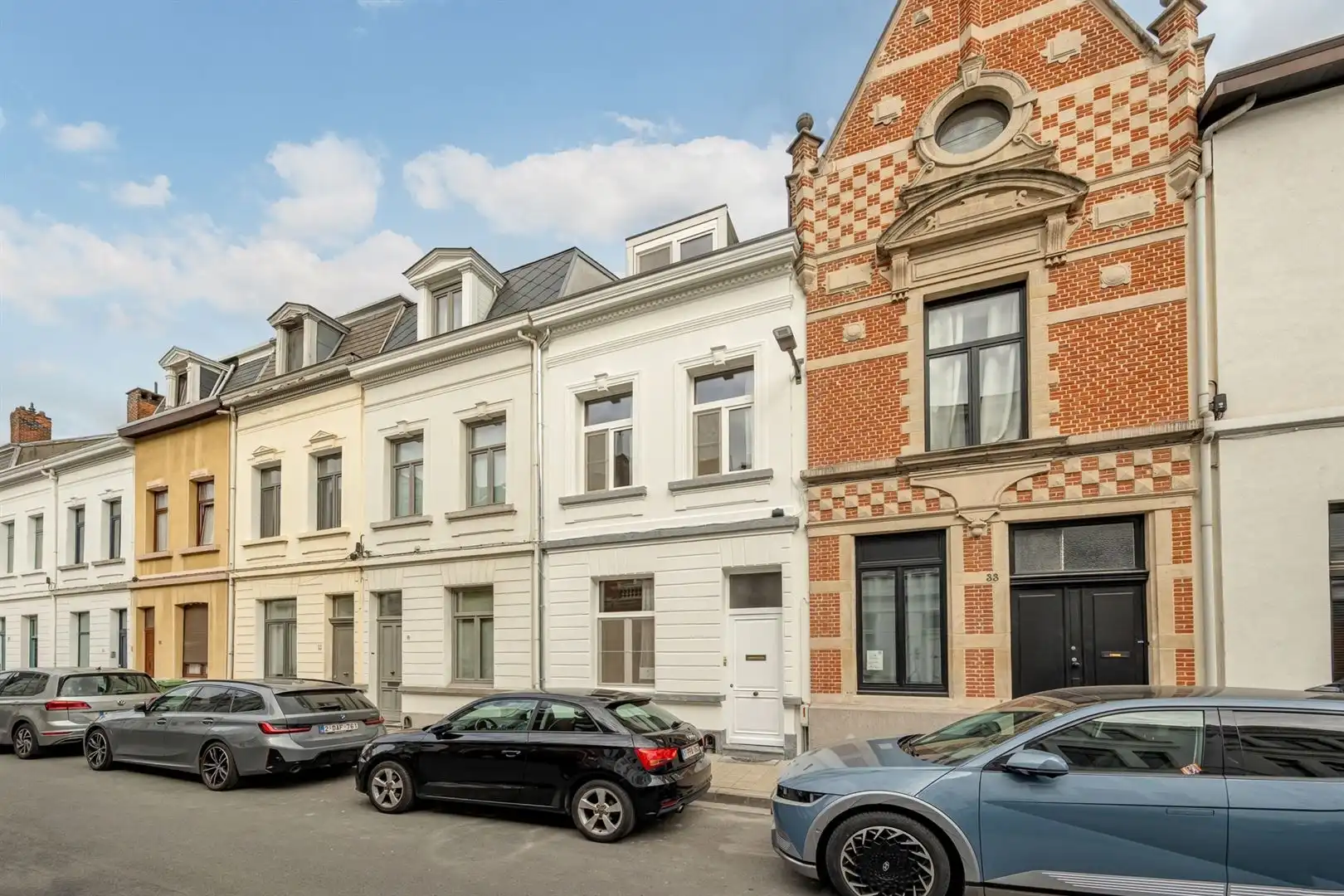 Hoofdfoto van de publicatie: Karaktervolle stadswoning met beschermde gevel en 4 SLK in hartje Antwerpen