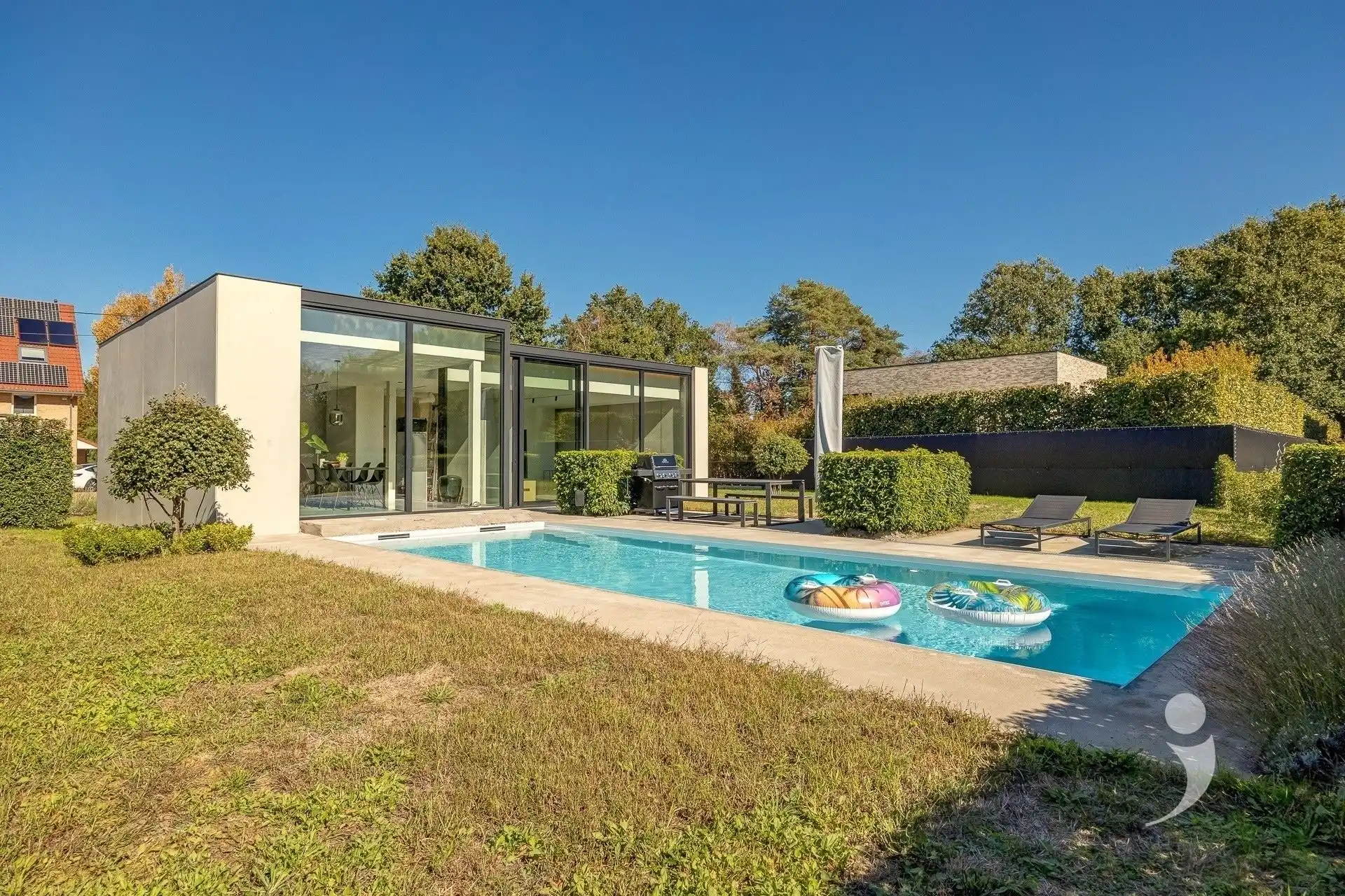 High-end architectenwoning met zwembad en prachtig zicht op de achterliggende weides foto {{pictureIndex}}