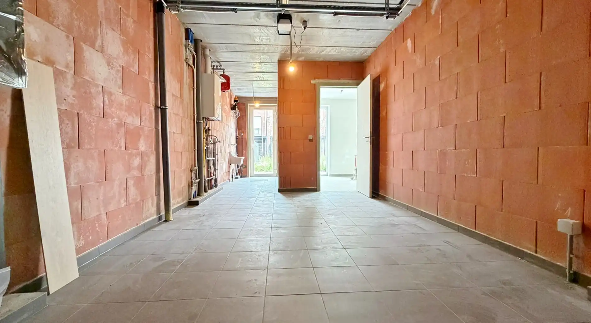 Energiezuinige instapklare rijwoning met garage en tuin, rustig en heel centraal gelegen ( 6% BTW )  foto 4