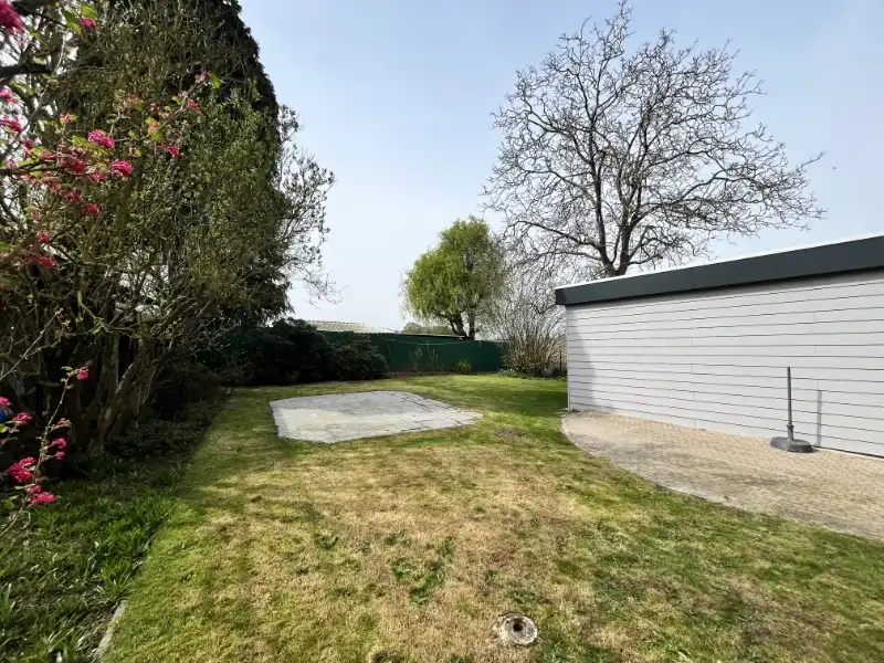 Landelijk gelegen woning met tuin en 3 garages foto 8