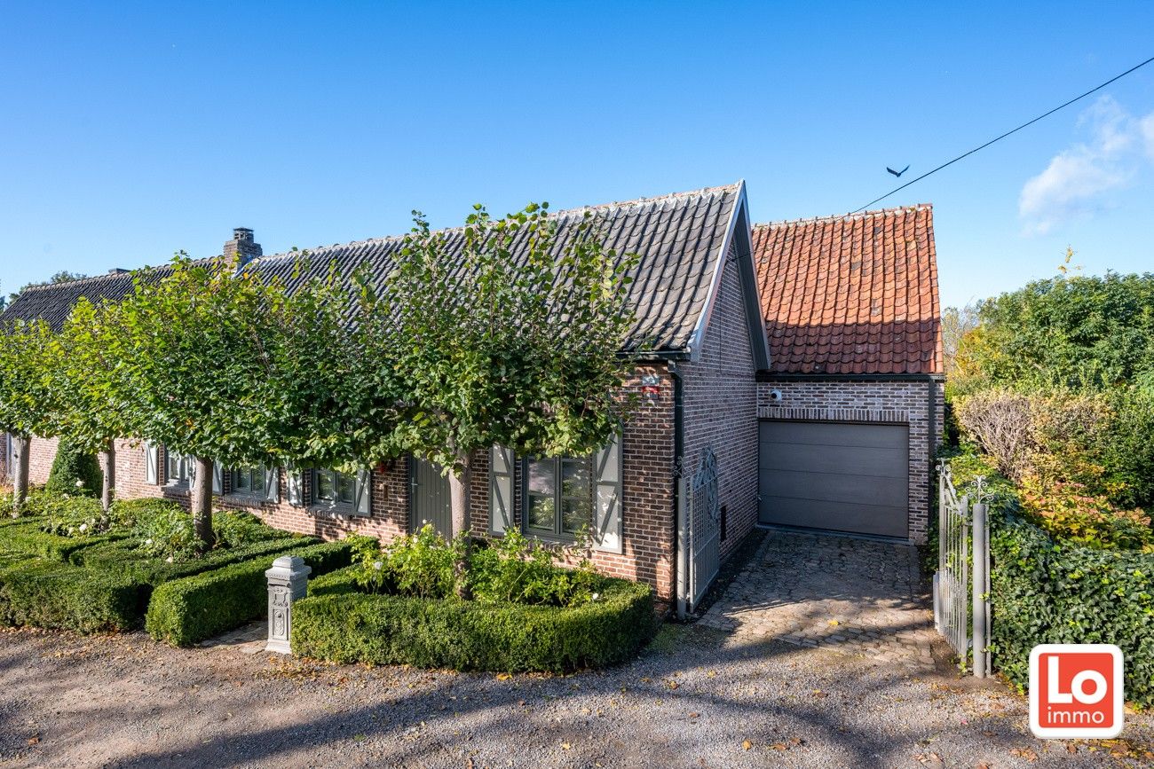 Charmante halfopen woning met inpandige garage op een rustige en groene locatie in Beervelde! foto {{pictureIndex}}