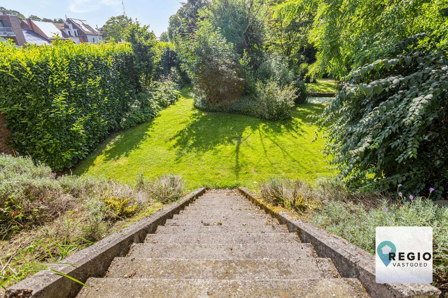 Centraal gelegen dokterswoning met volgroeide parktuin. foto 16