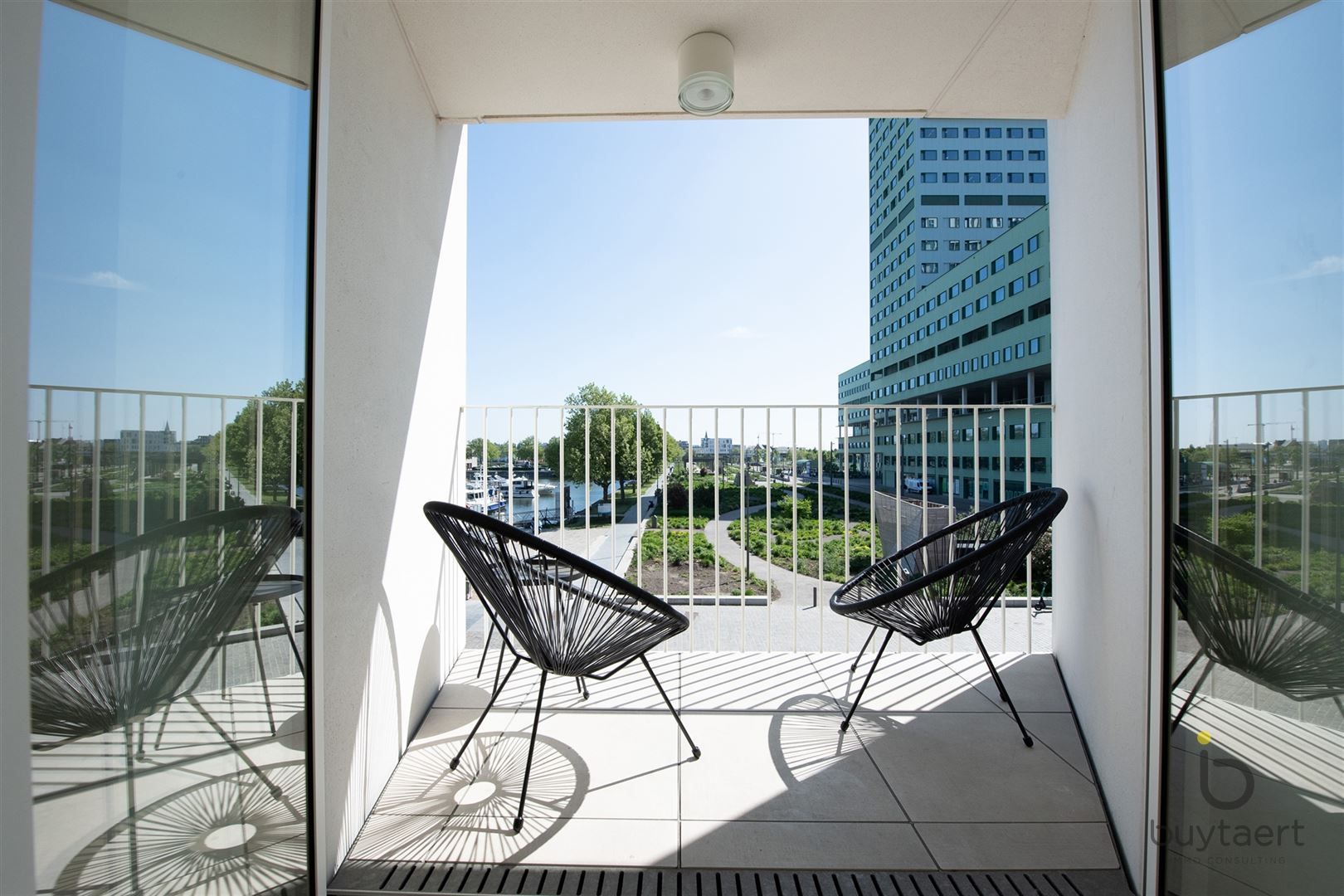 Luxe 3 slpk appartement met een gigantisch terras met zicht op het Kempisch dok. foto 6