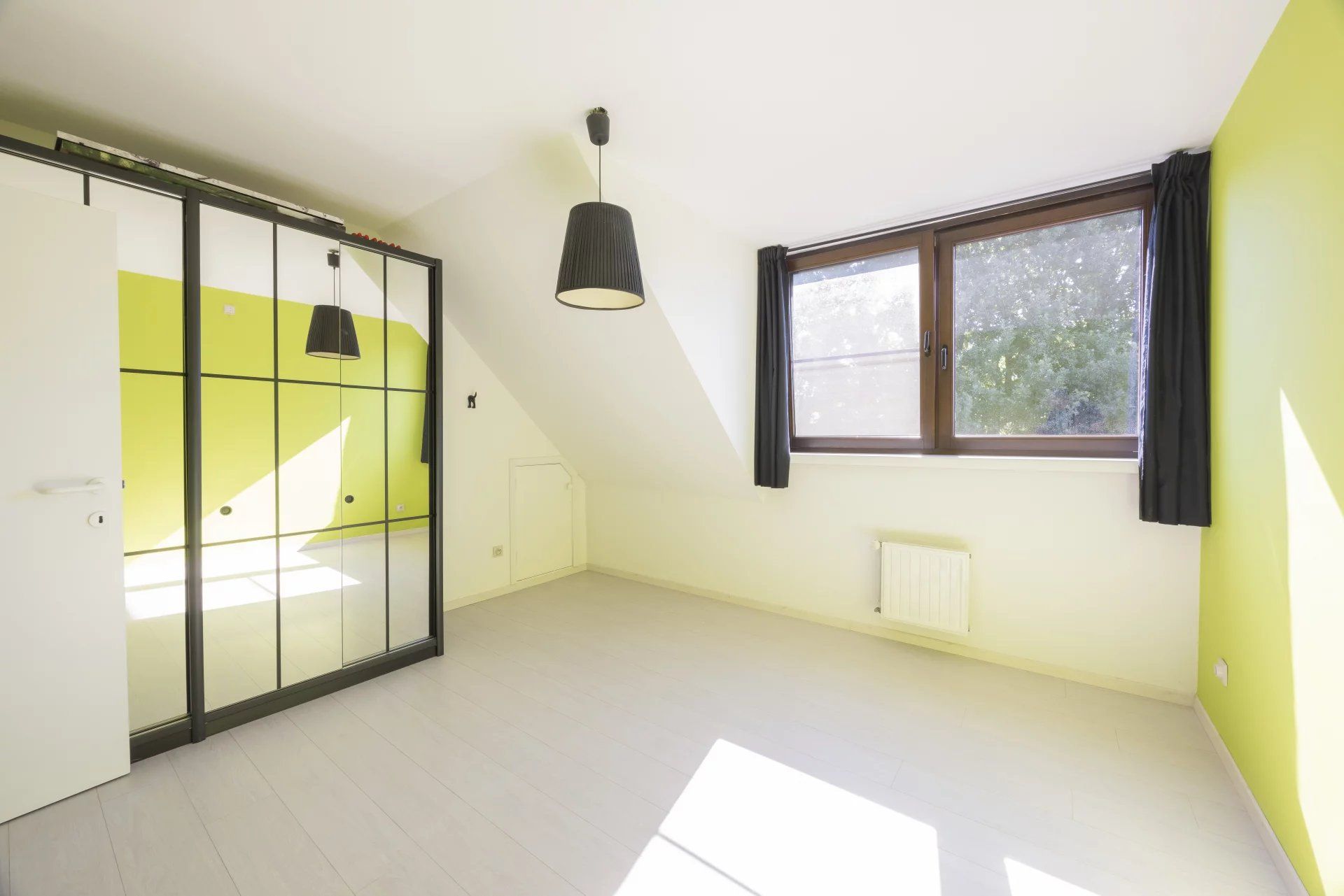 Ruim appartement met 4 slaapkamers, groot terras, tuin en garage. foto 28