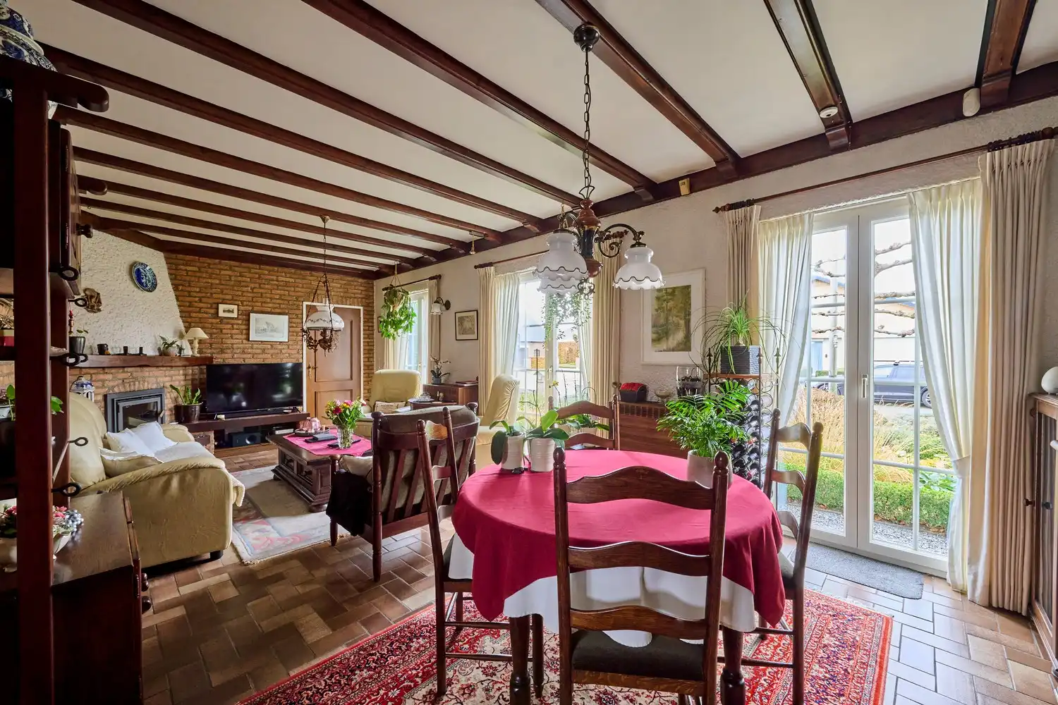 Gezellige en goed onderhouden bungalow met praktische bovenverdieping op fraai aangelegd perceel foto 5