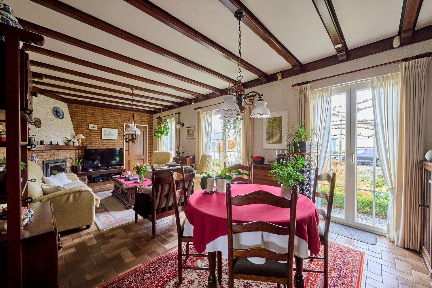 Gezellige en goed onderhouden bungalow met praktische bovenverdieping op fraai aangelegd perceel foto 5