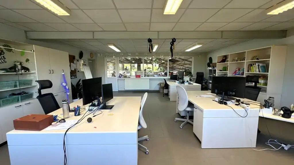 Loods met laadkades en kantoor te huur nabij R4 in Melle foto 7