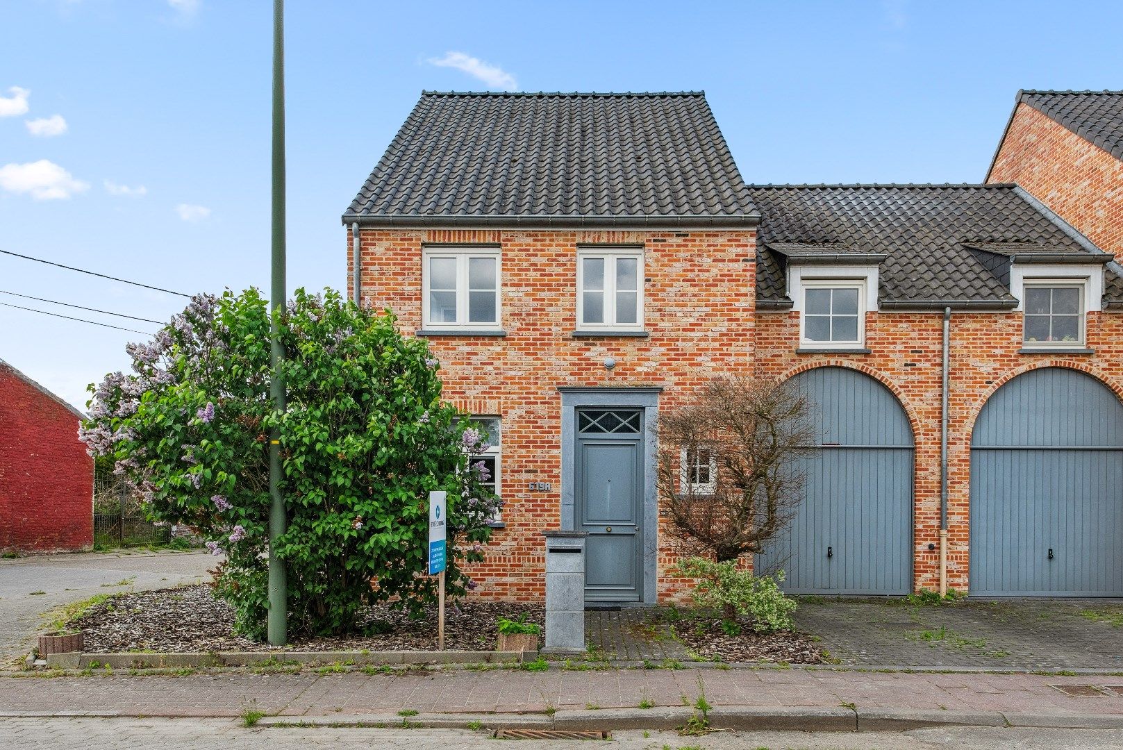 Gezinswoning in pastoriestijl met garage en 4 slaapkamers foto {{pictureIndex}}