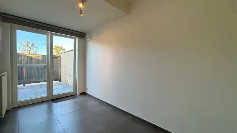 instapklaar gelijkvloers 2-slaapkamerappartement met ruim TERRAS te huur in Torhout foto 6