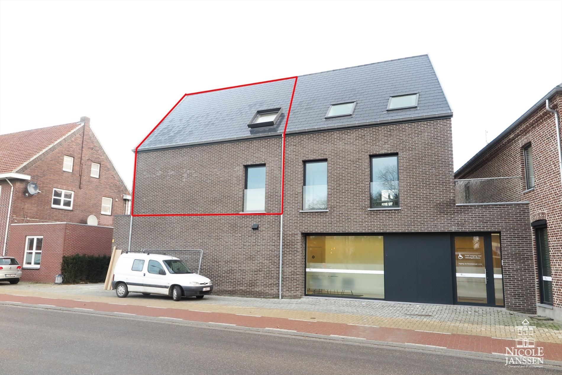 Instapklaar duplex-appartement met twee slaapkamers, terras en autostandplaats in het centrum van Molenbeersel foto {{pictureIndex}}