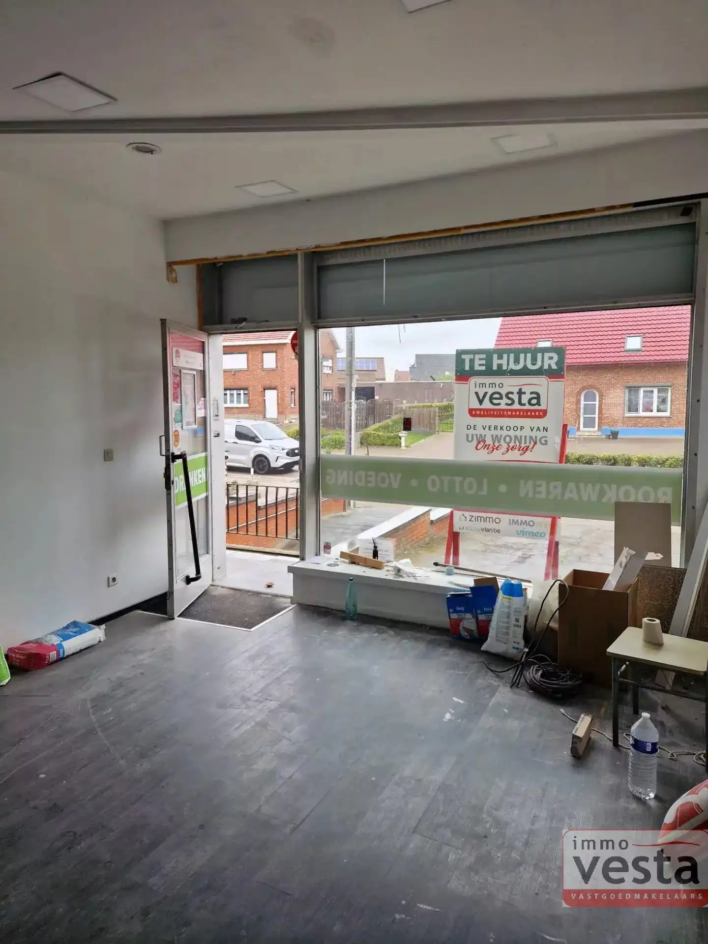 Handelspand met winkelruimte en parking foto 2