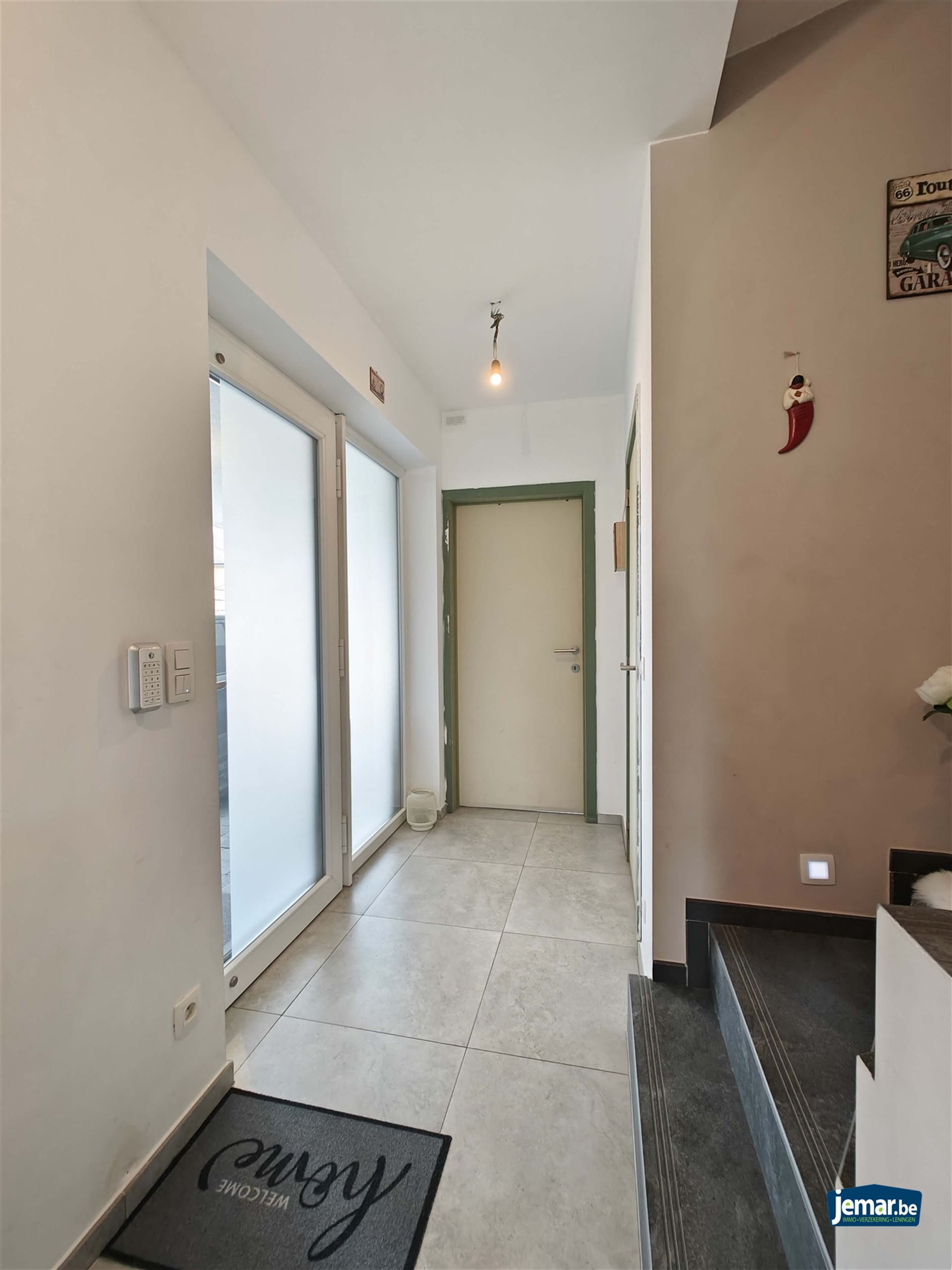 Woning met 5 slaapkamers, 2 badkamers en een grote garage foto 5