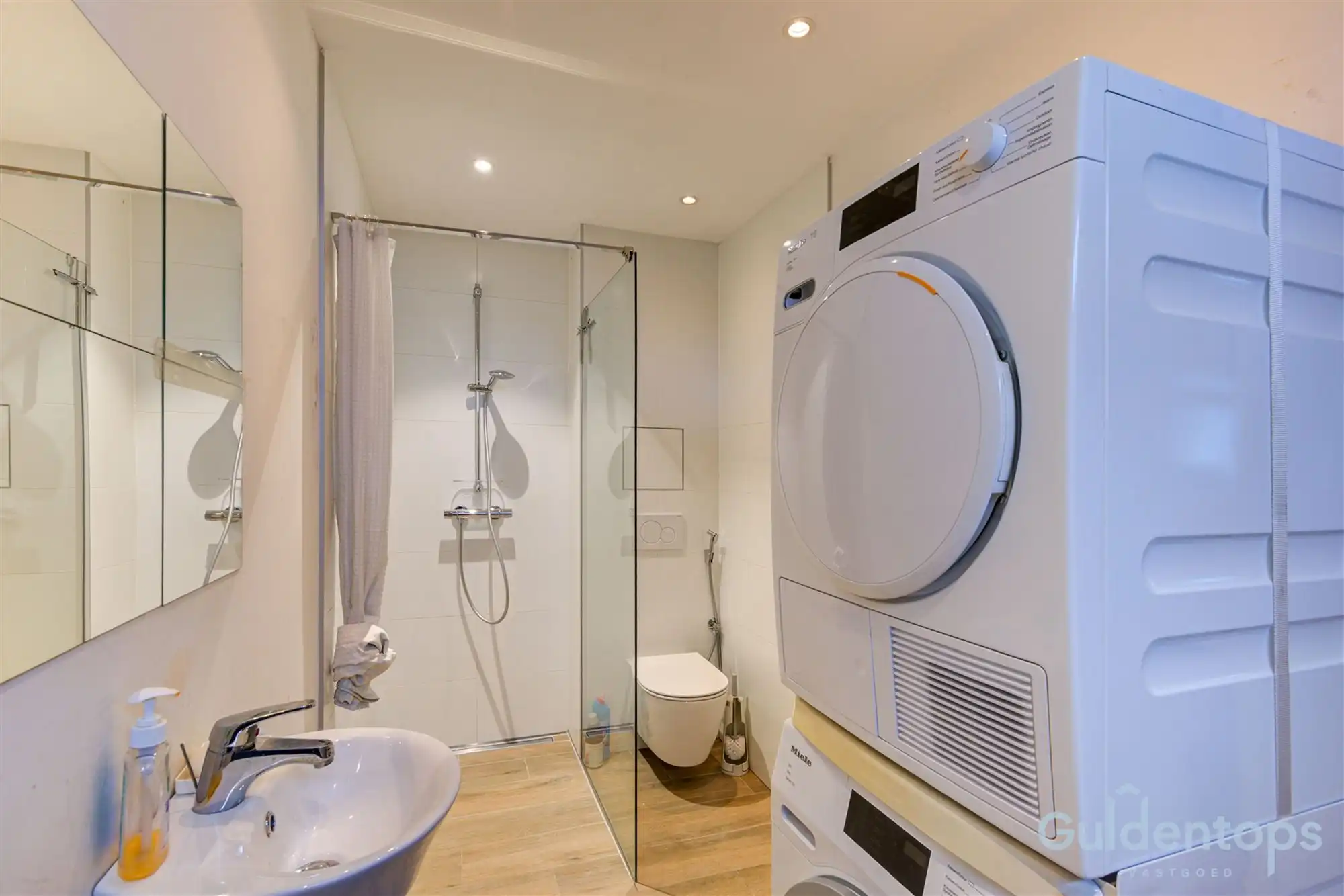 Knappe villa op exceptioneel perceel in gegeerde wijk foto 29