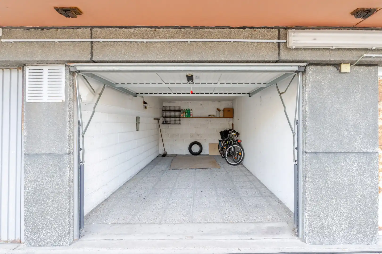 Afgesloten garagebox te koop op niveau 5 in hartje Oostende! foto {{pictureIndex}}