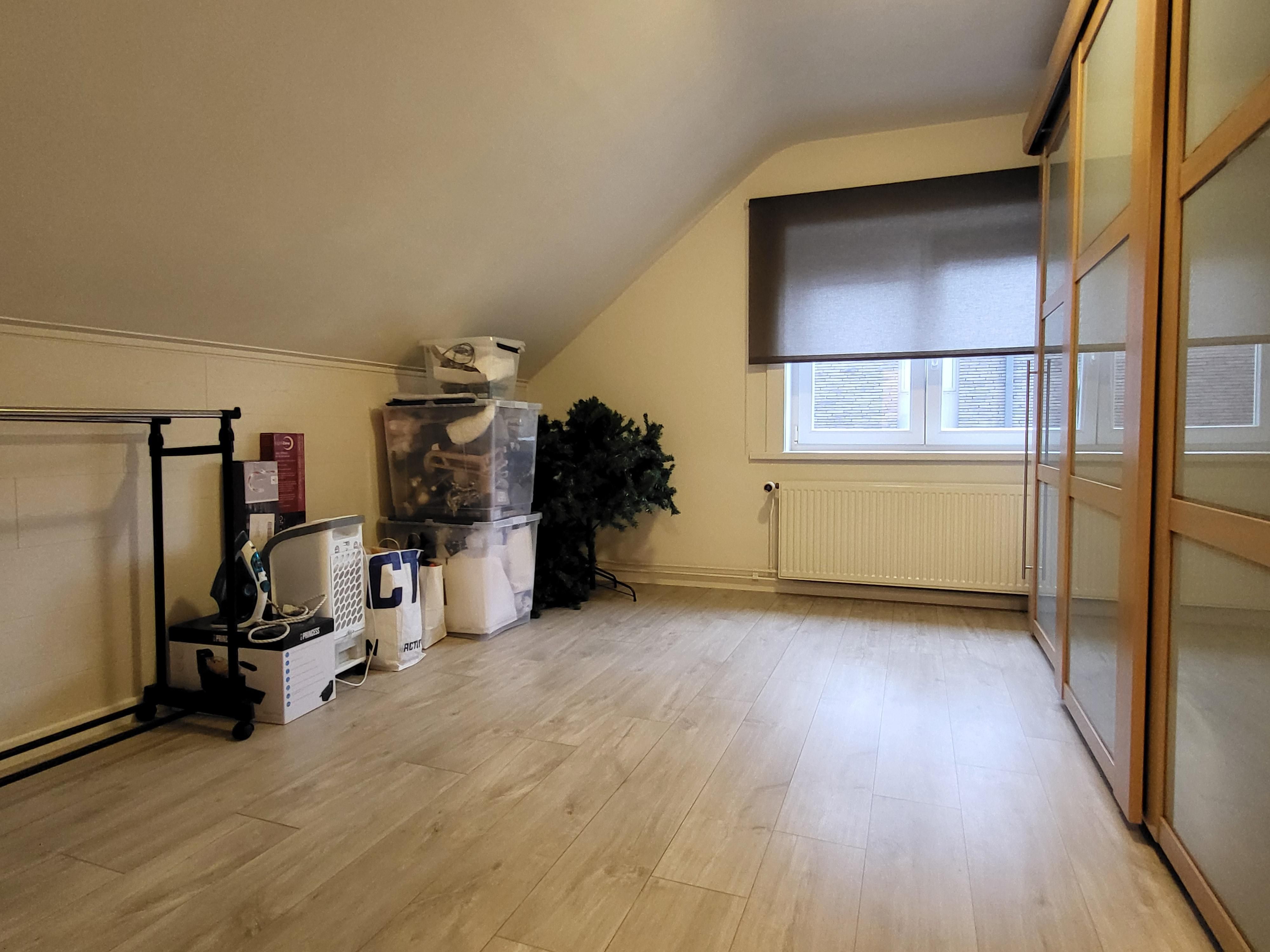 Prachtige koppelwoning met zonnige oprit/ terras, garage en 2 autostaanplaatsen.  foto 22