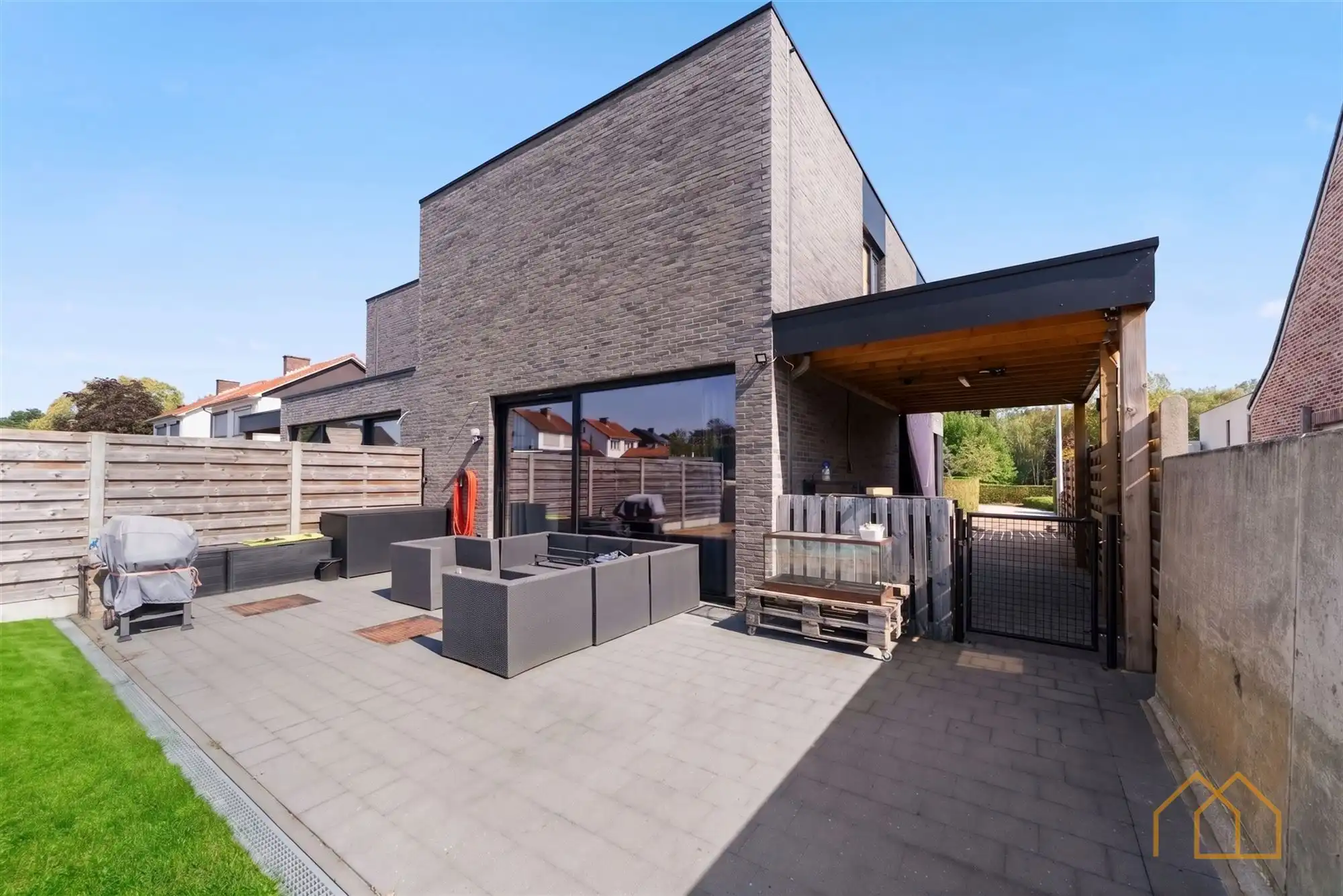 Hedendaagse woning met tuin foto 20